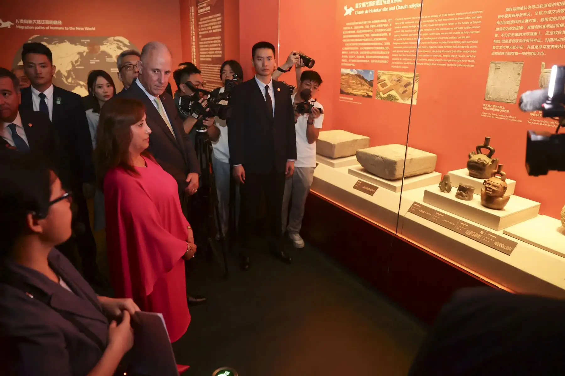 La presidenta de la República, Dina Ercilia Boluarte Zegarra, participó en la Inauguración de la exhibición "Los Incas y el Tawantinsuyo" en el Museo Nanshan de Shenzen en la República Popular China, acompañada del canciller peruano Javier González-Olaechea. Foto: ANDINA/Presidencia