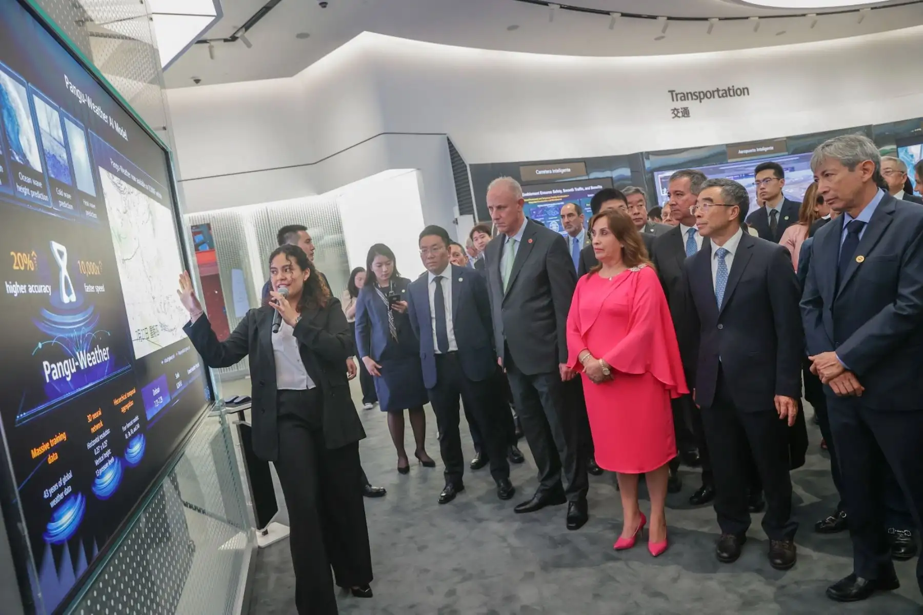 Como parte de la agenda de trabajo en la República Popular China, se realizó la ceremonia de suscripción del convenio de cooperación con la empresa Huawei, a fin de formar a 20 000 jóvenes peruanos en nuevas tecnologías de la información. Foto: ANDINA/ Prensa Presidencia