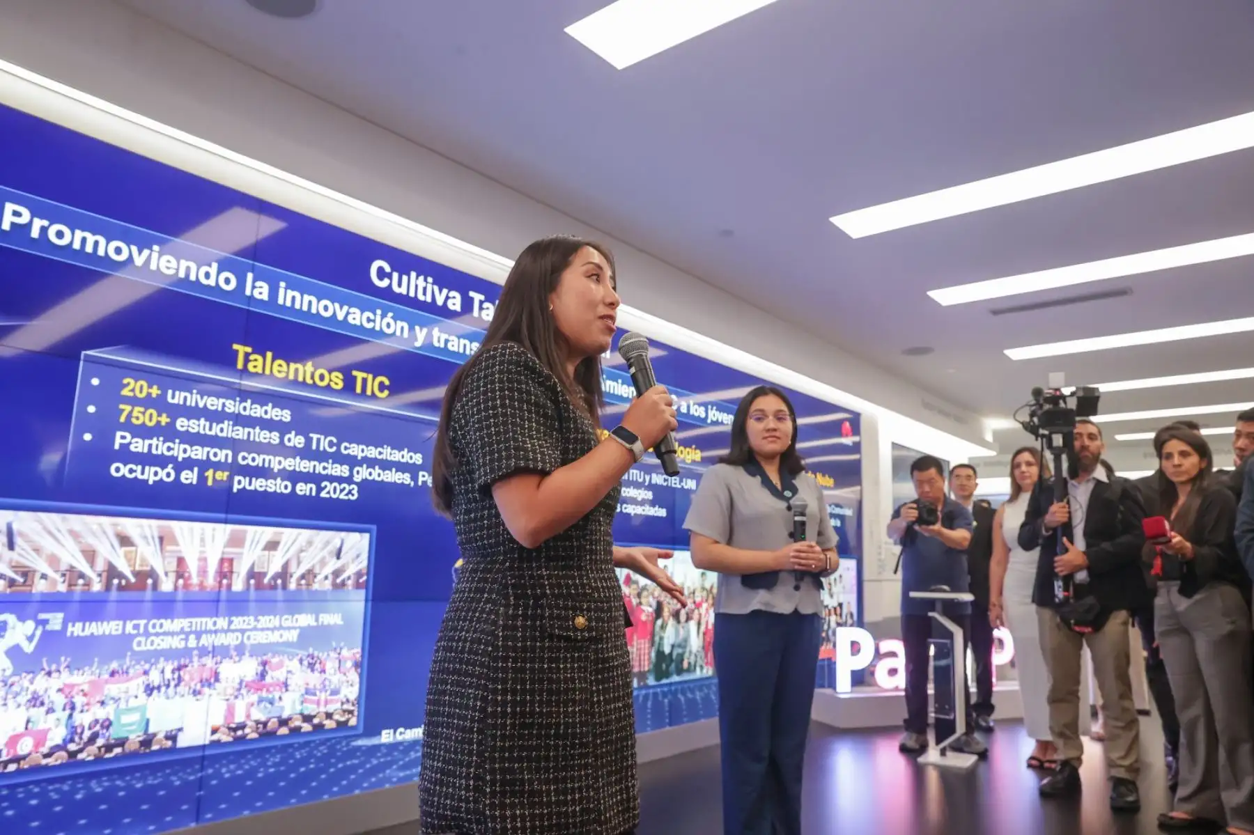 Como parte de la agenda de trabajo en la República Popular China, se realizó la ceremonia de suscripción del convenio de cooperación con la empresa Huawei, a fin de formar a 20 000 jóvenes peruanos en nuevas tecnologías de la información. Foto: ANDINA/ Prensa Presidencia