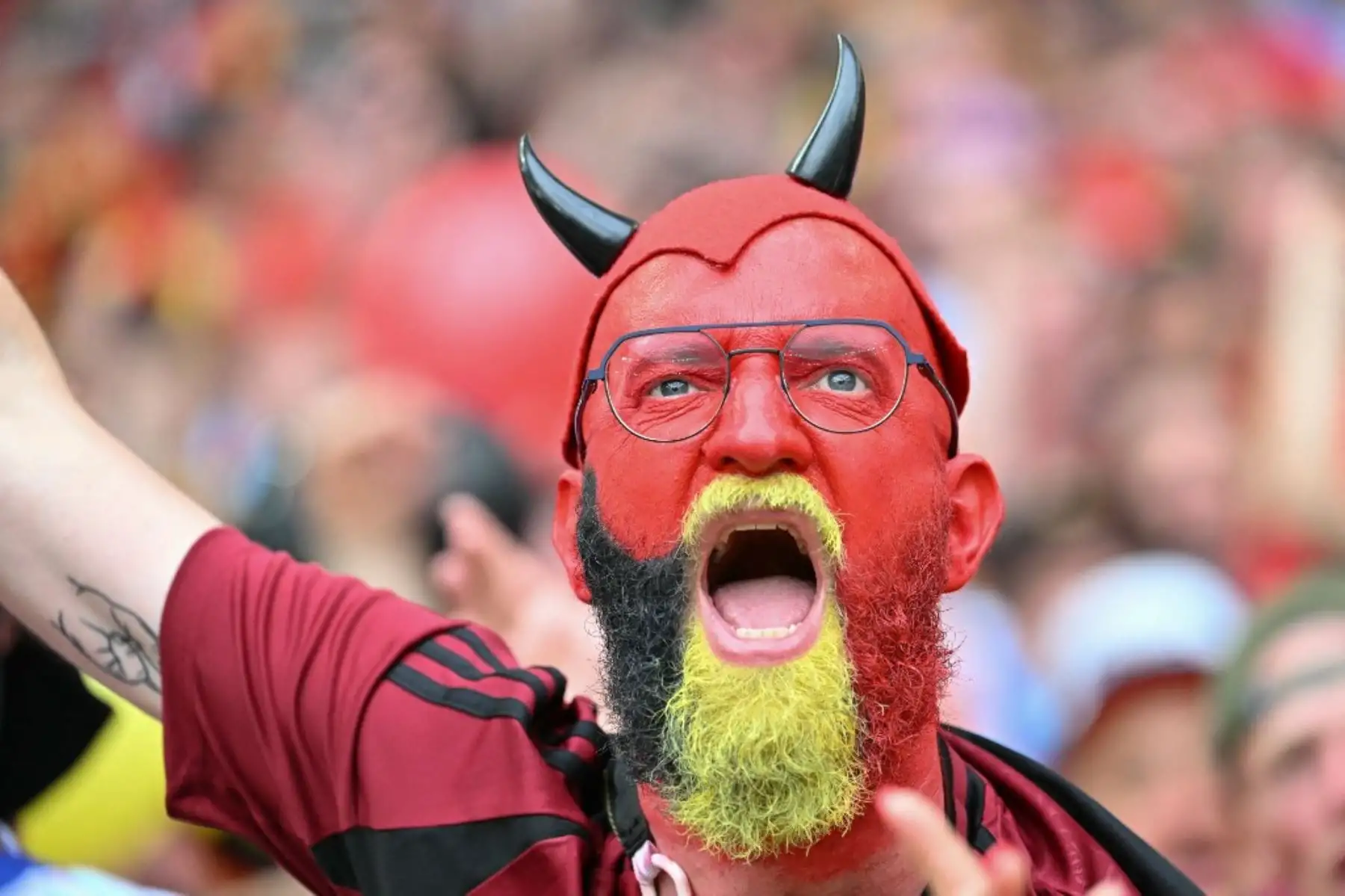 Un aficionado belga alienta a su selección durante el partido  del Grupo E de la UEFA Euro 2024 entre Ucrania y Bélgica en el Stuttgart Arena del 26 de junio de 2024. Foto: AFP