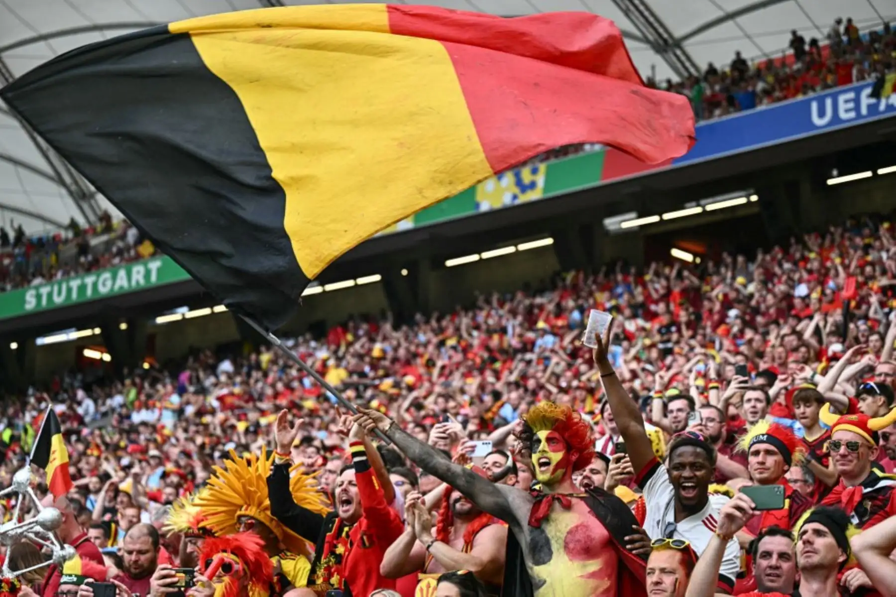 Un seguidor belga ondea la bandera de su país antes del inicio del partido de fútbol entre Ucrania y Bélgica por el Grupo E de la UEFA Euro 2024  en el Stuttgart Arena  el 26 de junio de 2024. Foto: AFP