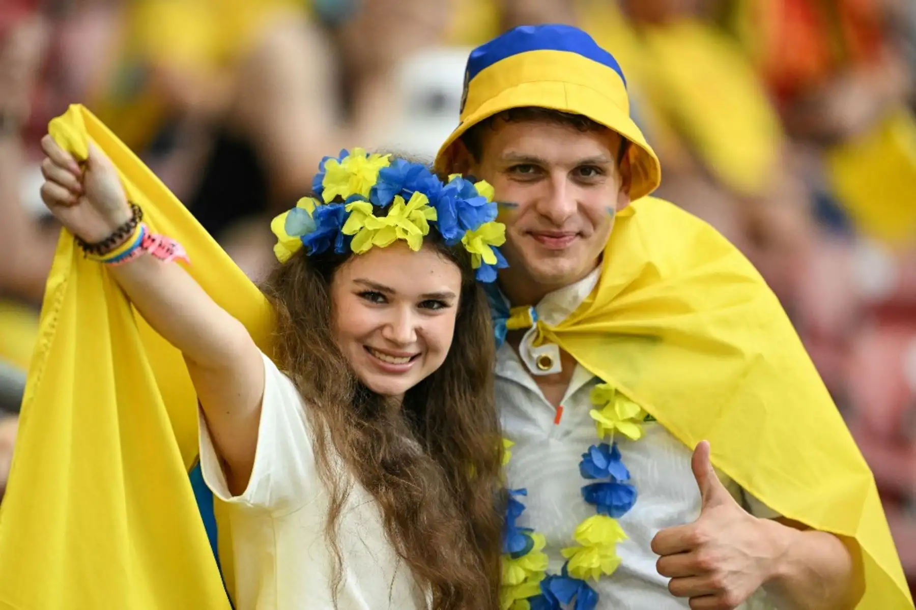 Hinchas ucranianos posan antes del inicio del partido del Grupo E de la UEFA Euro 2024 entre Ucrania y Bélgica en el Stuttgart Arena  el 26 de junio de 2024. Foto: AFP