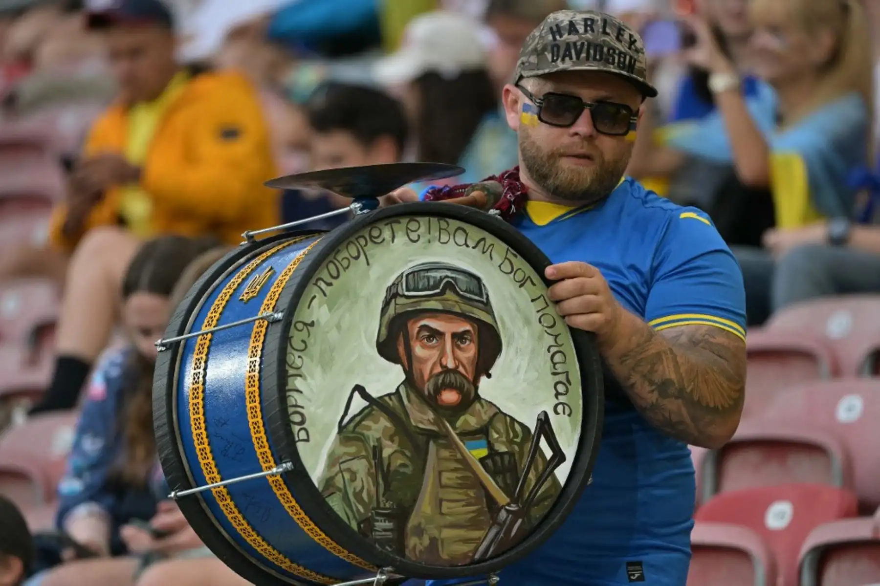 Un aficionado ucraniano llega al partido de fútbol del Grupo E de la UEFA Euro 2024 entre Ucrania y Bélgica en el Stuttgart Arena  el 26 de junio de 2024. Foto: AFP