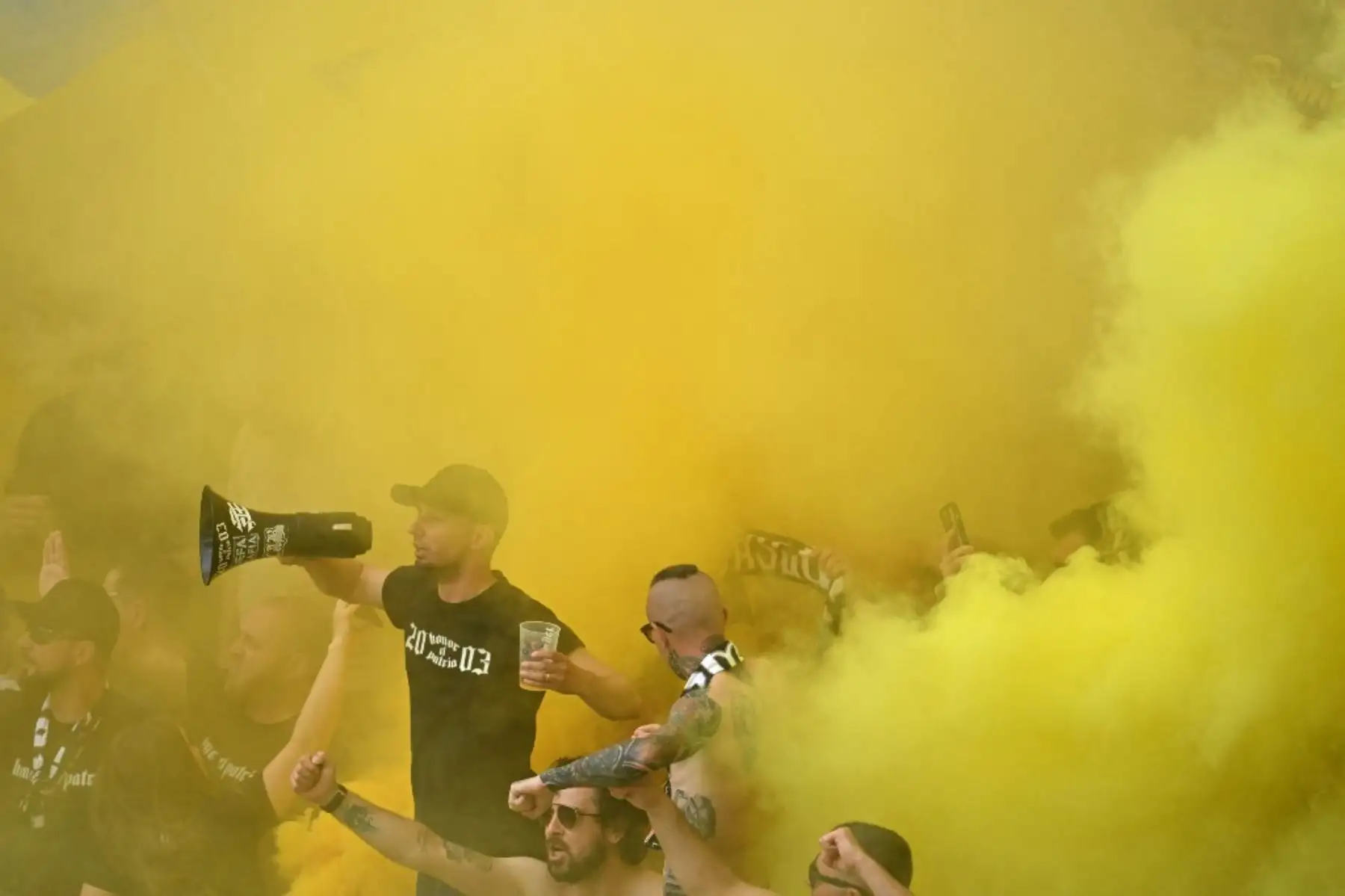 Hinchas rumanos  aplauden en medio del humo de colores antes del partido de fútbol del Grupo E de la UEFA Euro 2024 entre Eslovaquia y Rumania en el Frankfurt Arena el 26 de junio de 2024. Foto: AFP