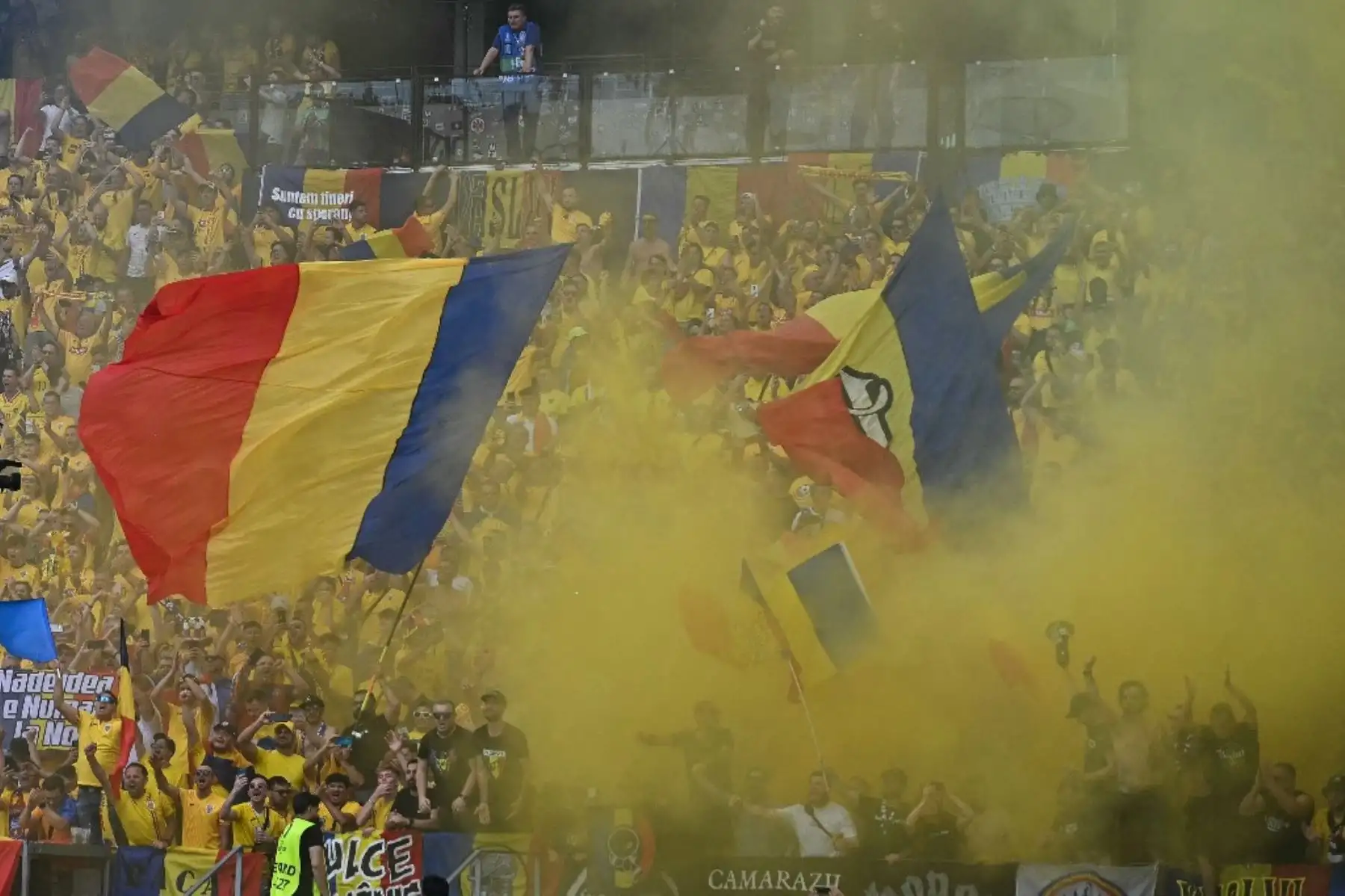 Aficionados rumanos alientan a su selección antes del partido de fútbol del Grupo E de la UEFA Euro 2024 entre Eslovaquia y Rumania en el Frankfurt Arena el 26 de junio de 2024. Foto: AFP