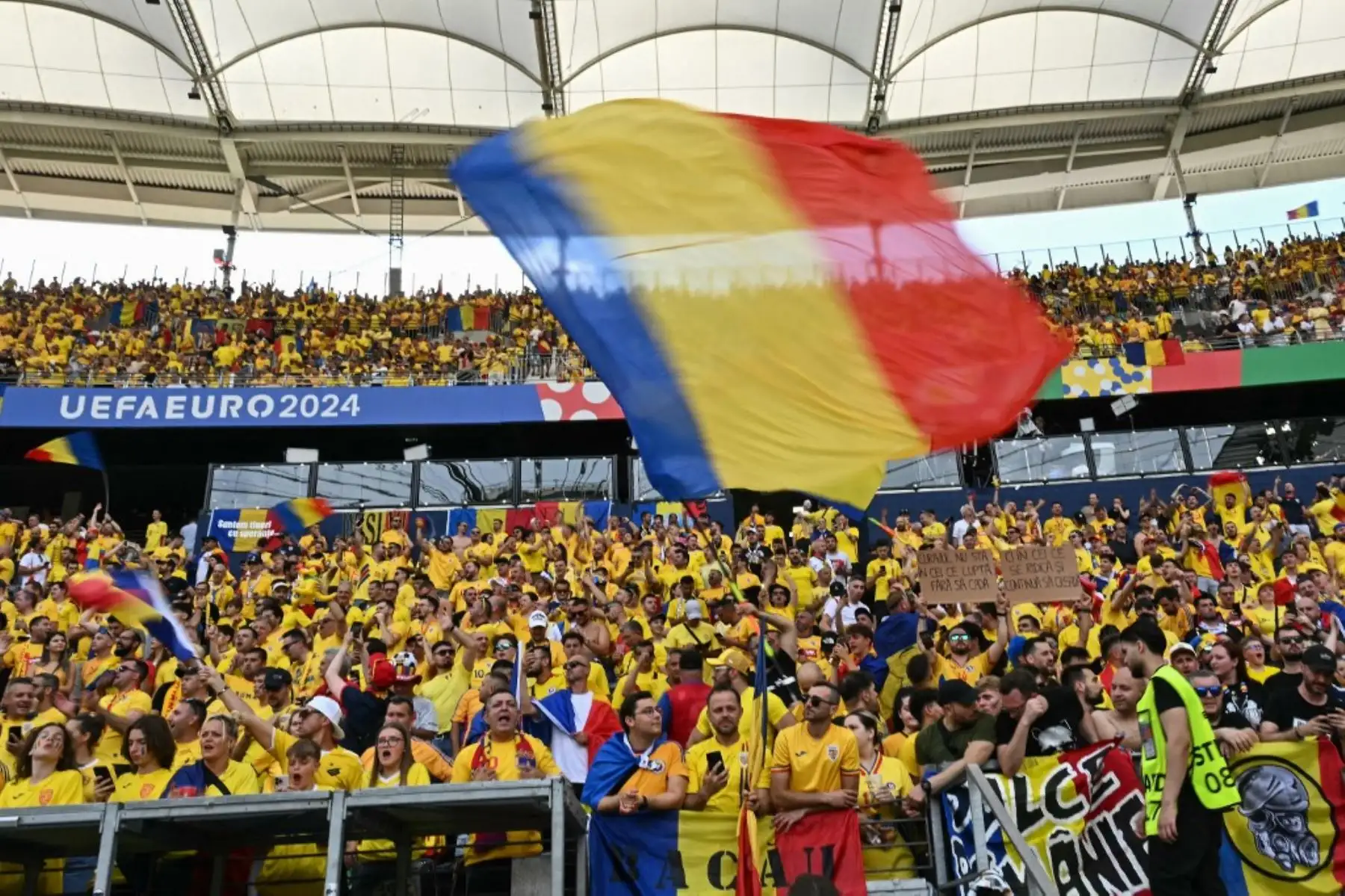 Los aficionados rumanos enarbolan una gran bandera en el Frankfurt Arena  mientras esperan el inicio del partido entre Eslovaquia y Rumania por el Grupo E de la UEFA Euro 2024 el 26 de junio de 2024. Foto: AFP