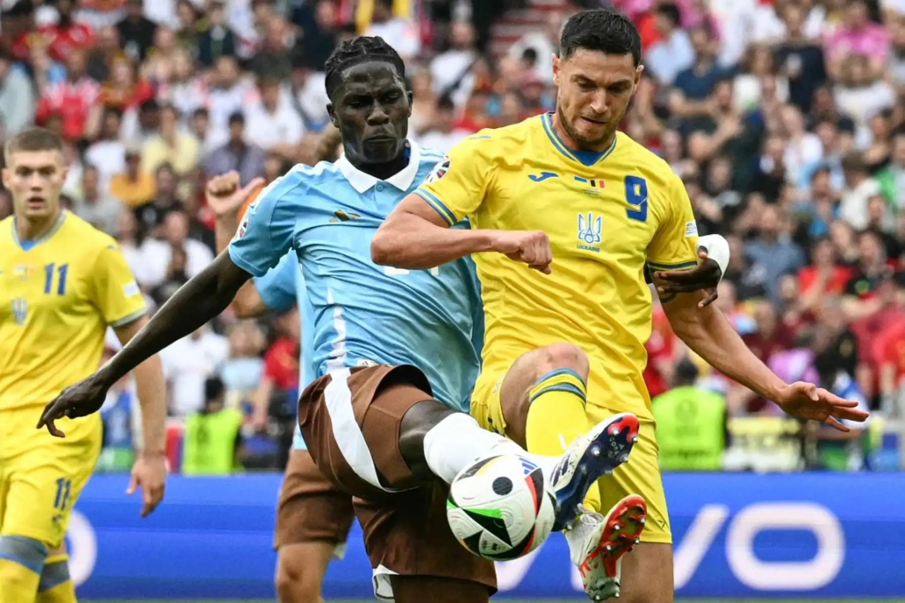El centrocampista belga Amadou Onana lucha por el balón con el delantero ucraniano Roman Yaremchuk durante el partido de fútbol del Grupo E de la UEFA Euro 2024 entre Ucrania y Bélgica en el Stuttgart Arena el 26 de junio de 2024. Foto: AFP