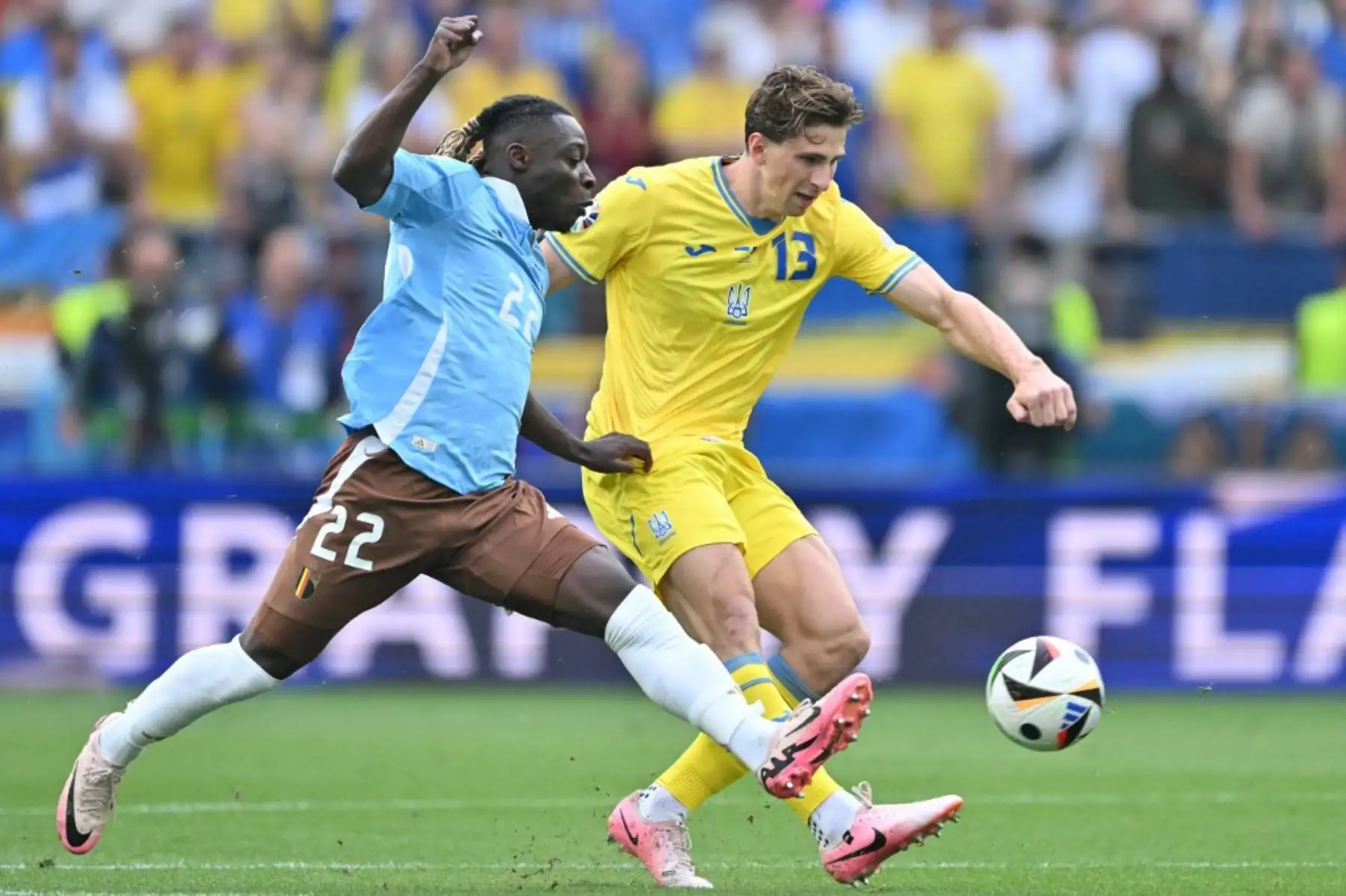 El delantero belga Jeremy Doku lucha por el balón con el defensor ucraniano  Illia Zabarnyi durante el partido de fútbol del Grupo E de la UEFA Euro 2024 entre Ucrania y Bélgica en el Stuttgart Arena El 26 de junio de 2024. Foto: AFP
