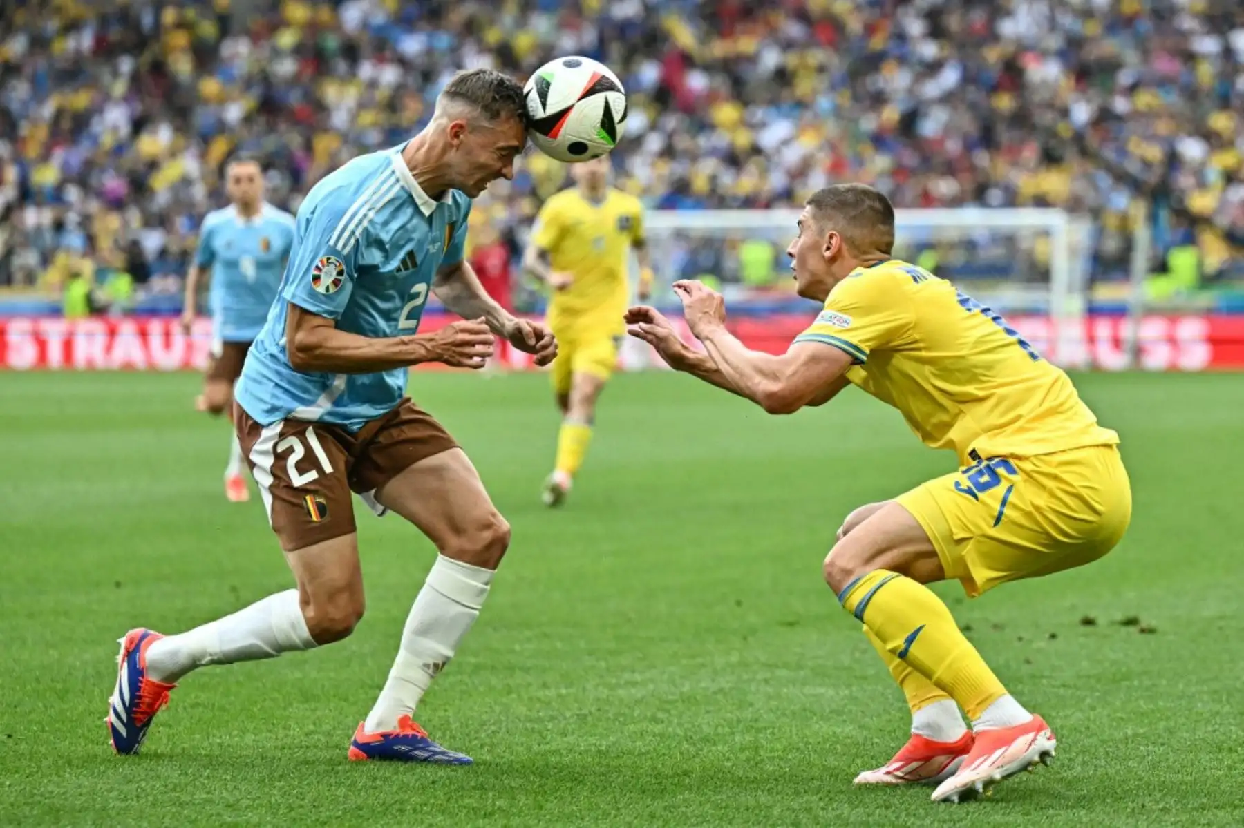 El defensor belga Timothy Castagne y el defensor ucraniano Vitaliy Mykolenko durante el partido de fútbol del Grupo E de la UEFA Euro 2024 entre Ucrania y Bélgica en el Stuttgart Arena el 26 junio de 2024. Foto: AFP