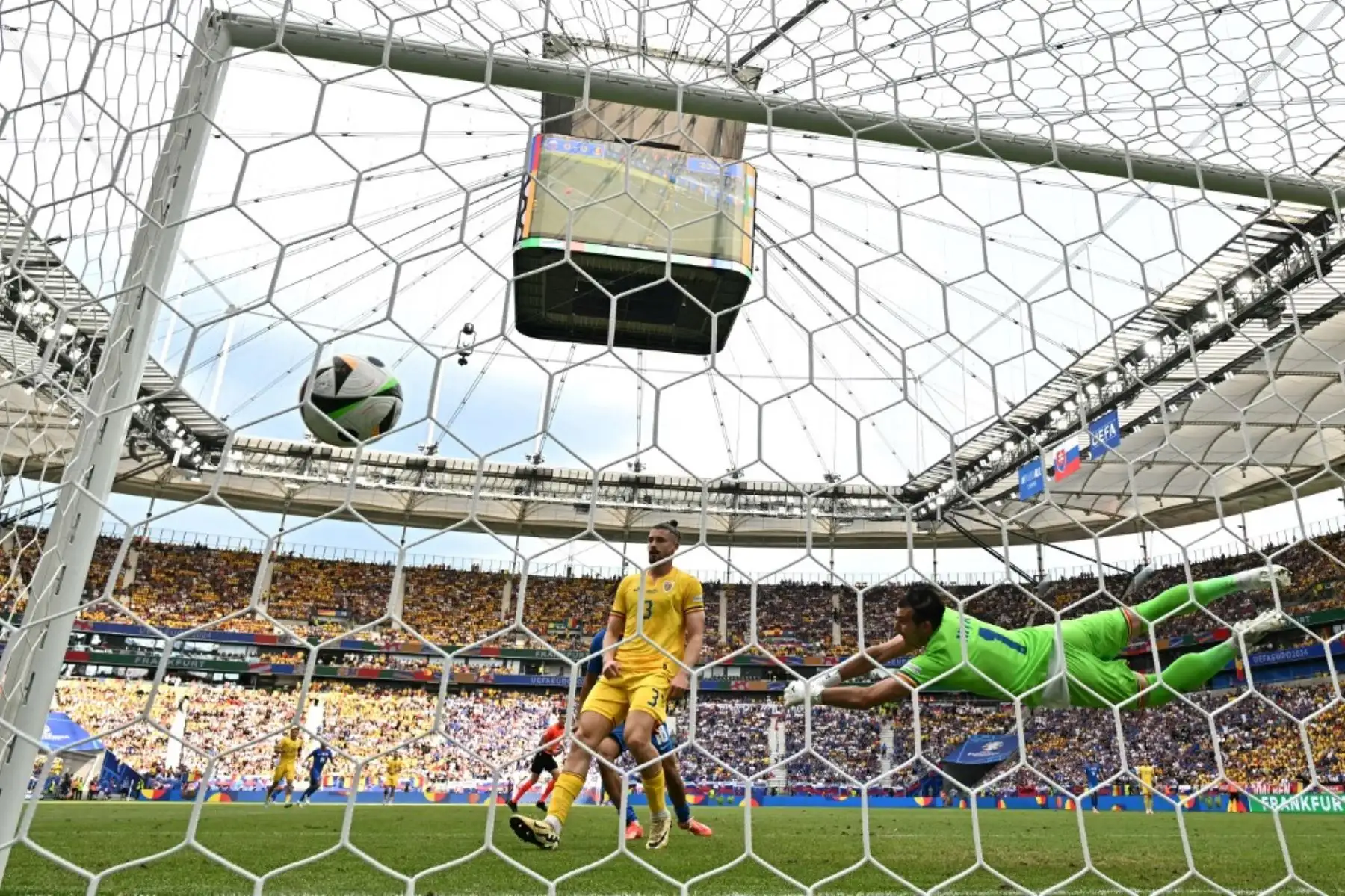 El portero rumano Florin Nita no puede evitar el gol inicial durante el partido de fútbol del Grupo E de la UEFA Euro 2024 entre Eslovaquia y Rumania en el Frankfurt Arena el 26 de junio de 2024. Foto: AFP