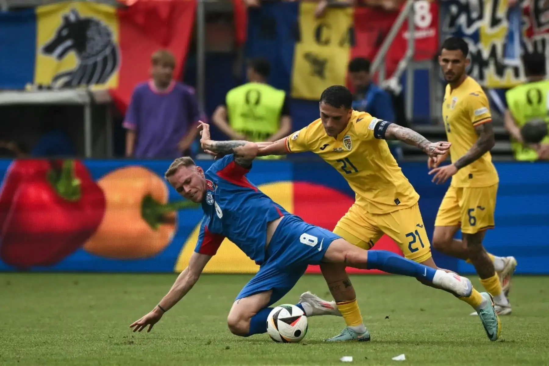 El centrocampista eslovaco Ondrej Duda lucha por el balón con el rumano Nicolae Stanciu durante el partido de fútbol del Grupo E de la UEFA Euro 2024 entre Eslovaquia y Rumania en el Frankfurt Arena el 26 de junio de 2024. Foto: AFP