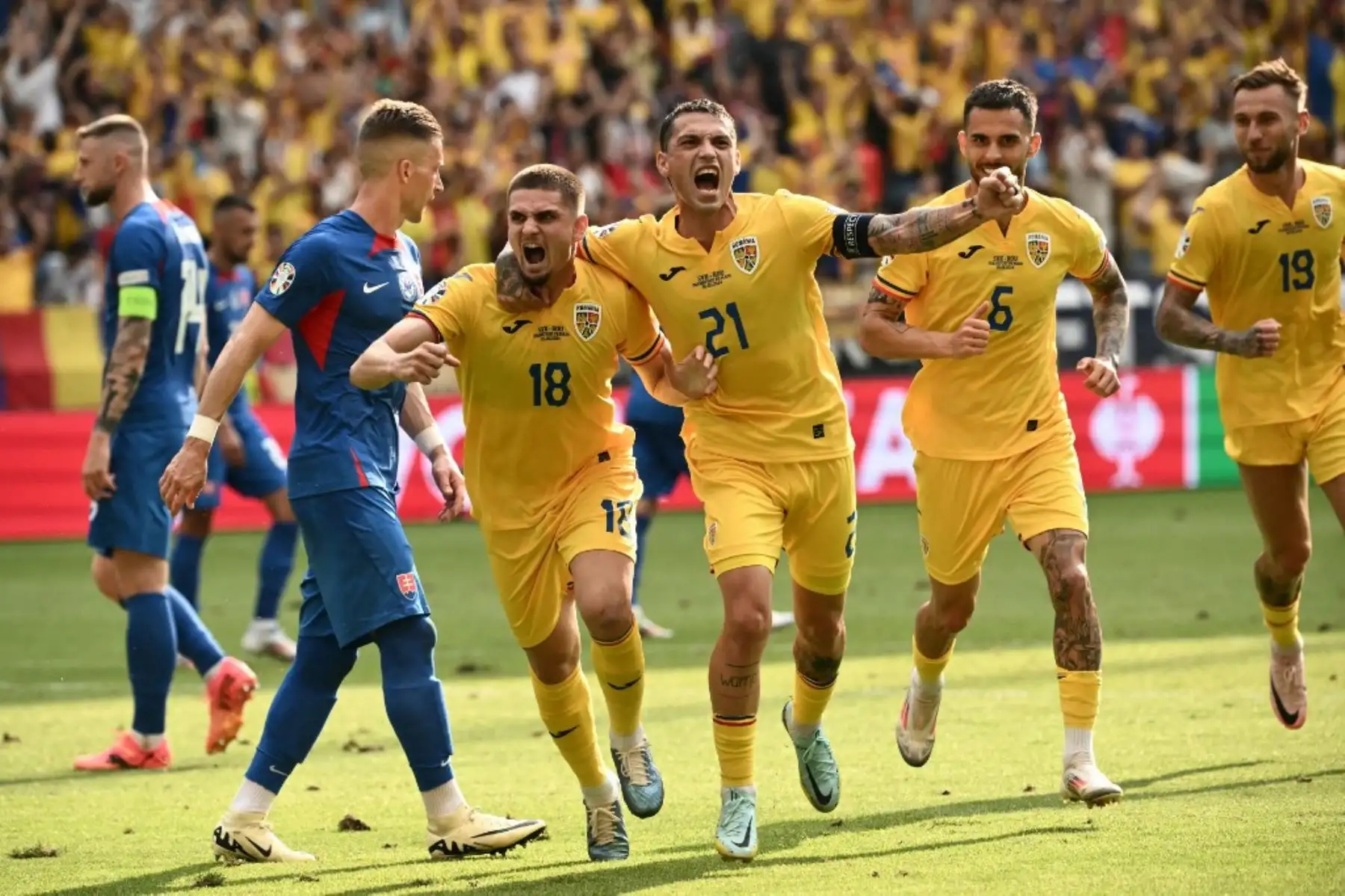 El centrocampista rumano Razvan Marin celebra el primer gol de su equipo desde el punto de penal durante el partido de fútbol del Grupo E de la UEFA Euro 2024 entre Eslovaquia y Rumania en el Frankfurt Arena el 26 de junio de 2024. Foto: AFP