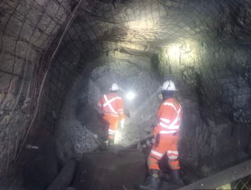 Presuntos mineros ilegales tomaron como rehenes durante varias horas a cuatro trabajadores de la minera Marsa, en Parcoy. Durante el ataque causaron daños también en la infraestructura.