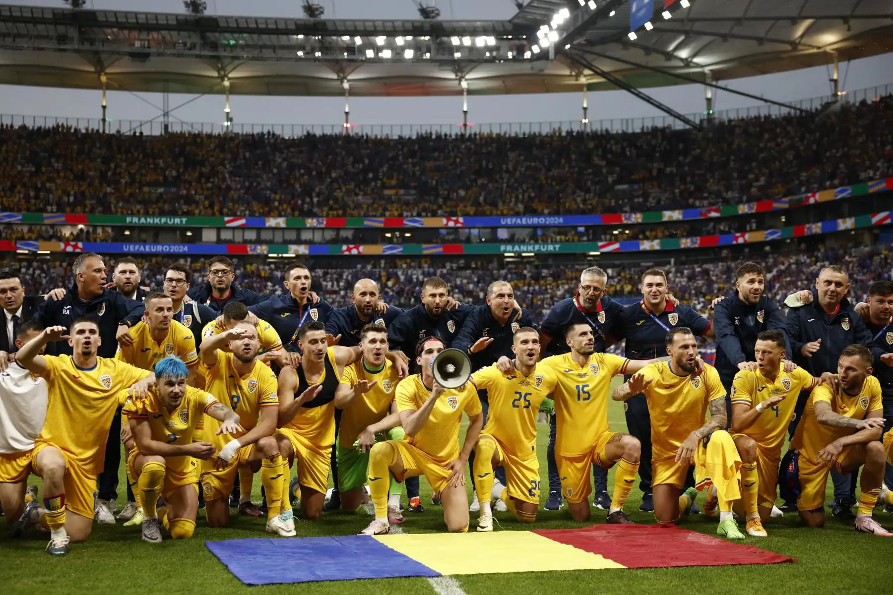 Los jugadores de Rumania celebran después del partido de fútbol del grupo E de la UEFA EURO 2024 entre Eslovaquia y Rumania, en Frankfurt Main, Alemania. Foto: AFP