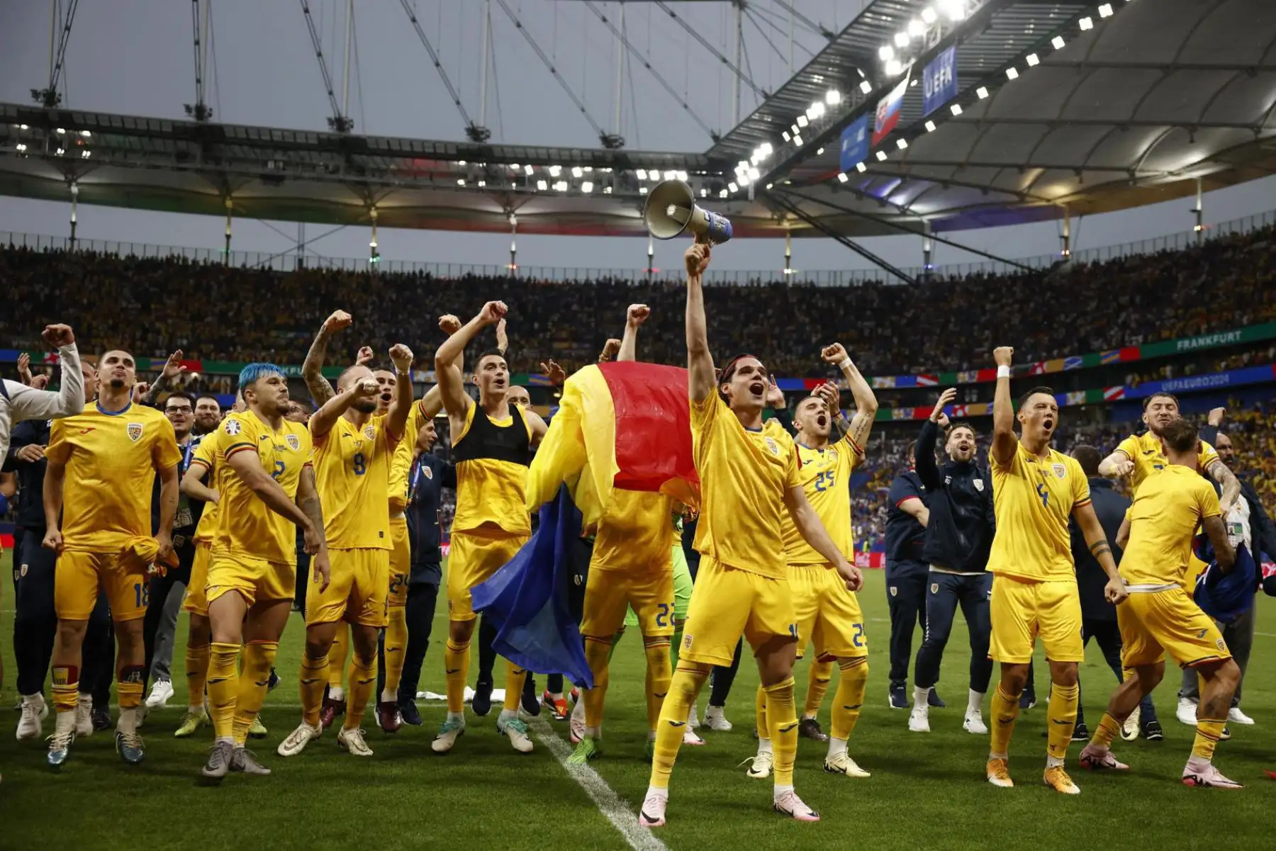 Los jugadores de Rumania celebran después del partido de fútbol del grupo E de la UEFA EURO 2024 entre Eslovaquia y Rumania, en Frankfurt Main, Alemania. Foto: AFP