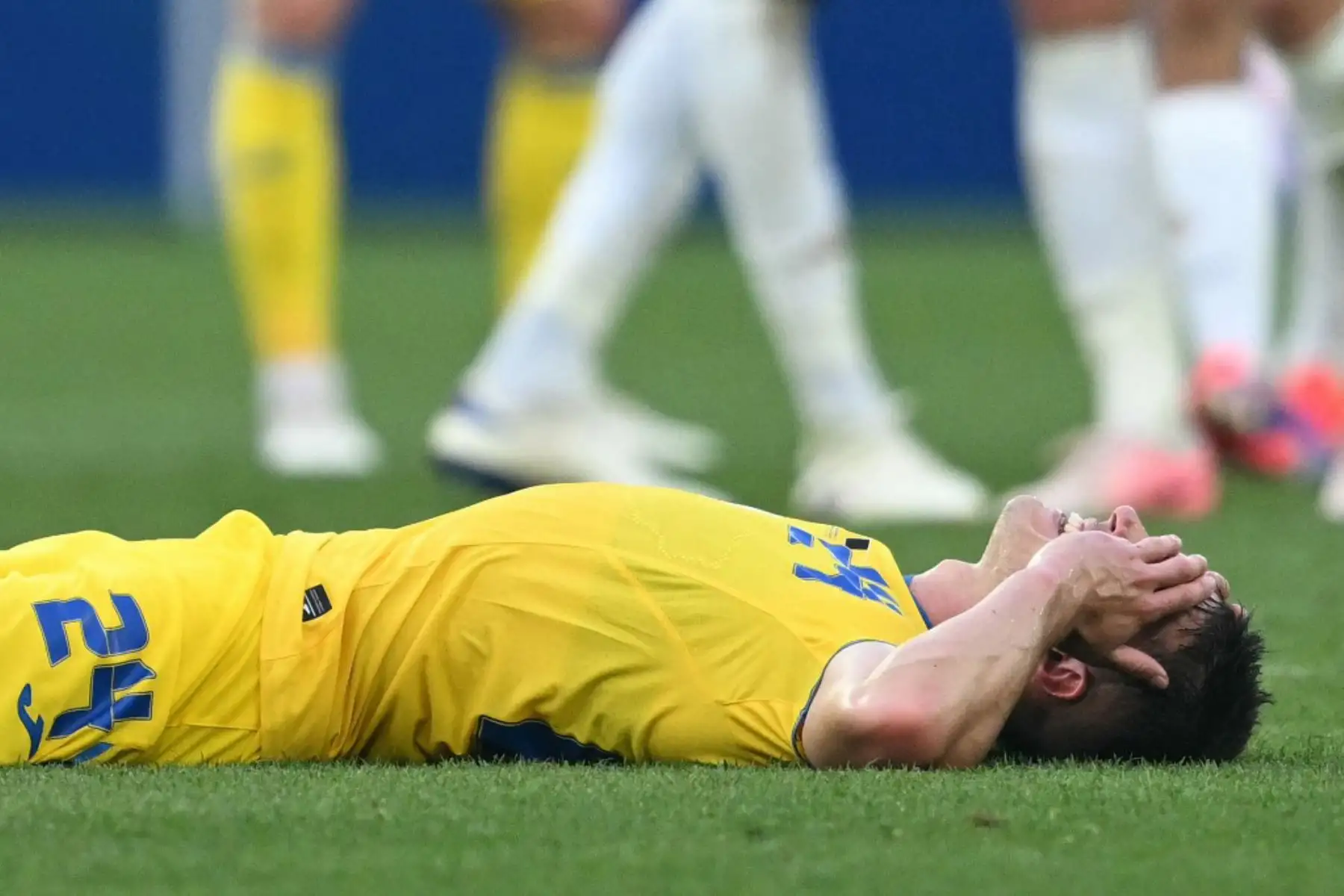 El defensor ucraniano Oleksandr Tymchyk reacciona al final del partido de fútbol del Grupo E de la UEFA Euro 2024 entre Ucrania y Bélgica en el Stuttgart Arena. Foto: AFP