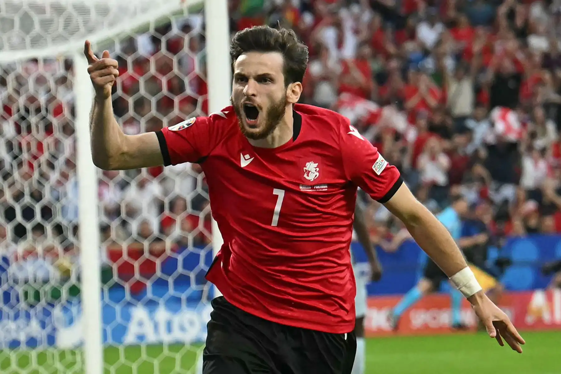 El delantero de Georgia  Khvicha Kvaratskhelia celebra marcar el primer gol de su equipo durante el partido de fútbol del Grupo F de la UEFA Euro 2024 entre Georgia y Portugal. Foto: ANDINA/ AFP