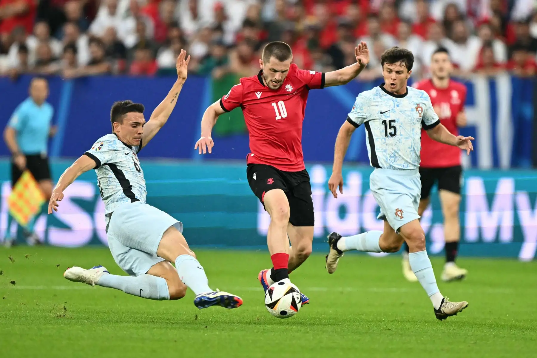 El centrocampista de Georgia Giorgi Chakvetadze es abordado por el centrocampista de Portugal Joao Palhinha durante el partido de fútbol del Grupo F de la UEFA Euro 2024 entre Georgia y Portugal.
Foto: ANDINA/AFP