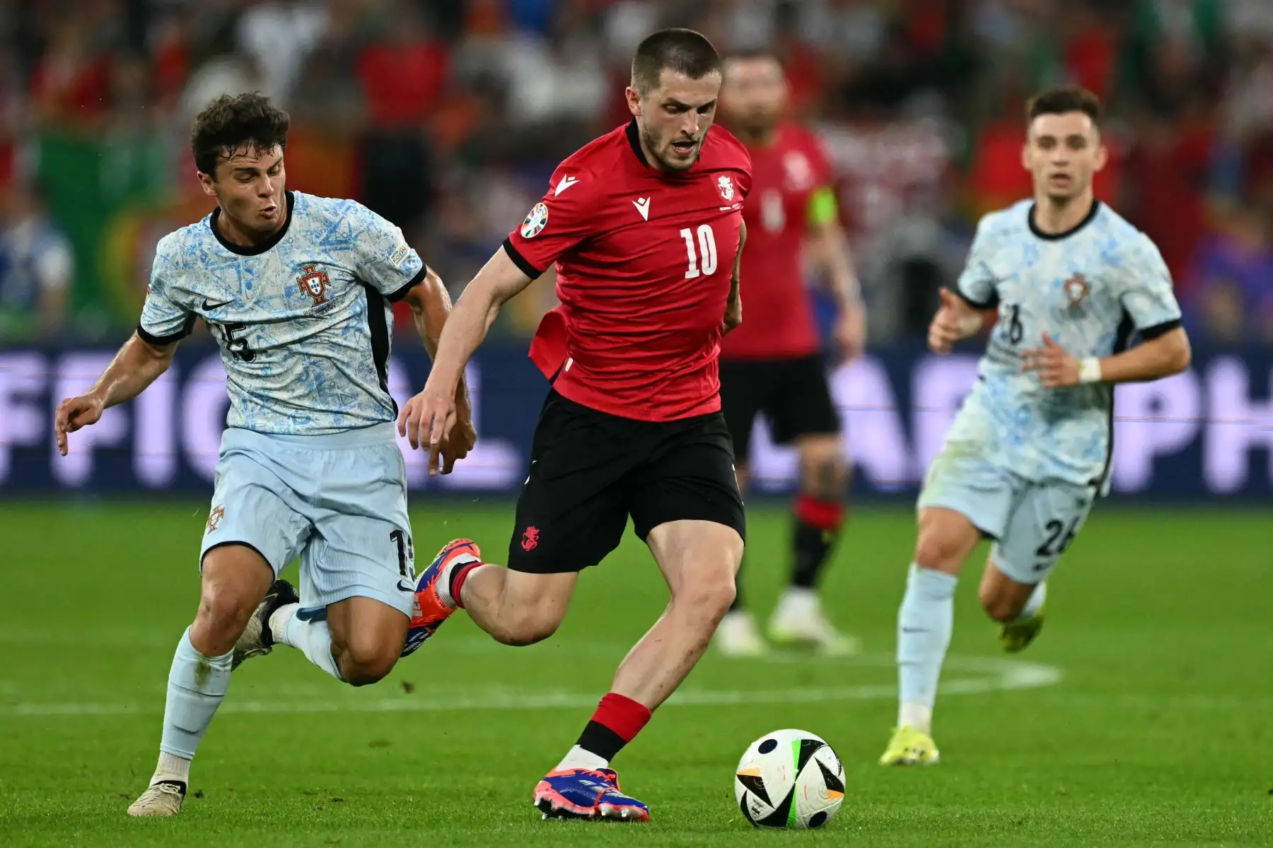 El centrocampista de Portugal Joao Neves y el centrocampista de Georgia Giorgi Chakvetadze compiten por el balón durante el partido de fútbol del Grupo F de la UEFA Euro 2024 entre Georgia y Portugal. Foto: ANDINA/AFP