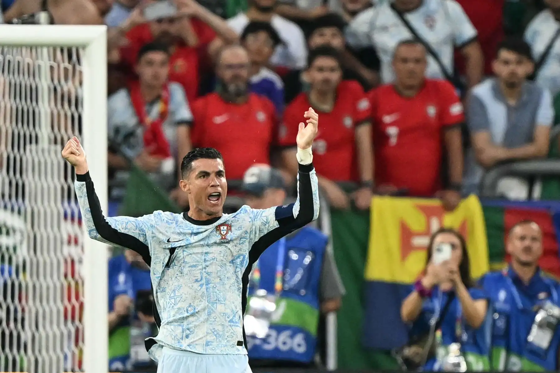 El delantero portugués Cristiano Ronaldo hace gestos y se queja durante el partido de fútbol del Grupo F de la UEFA Euro 2024 entre Georgia y Portugal. Foto: ANDINA/AFP