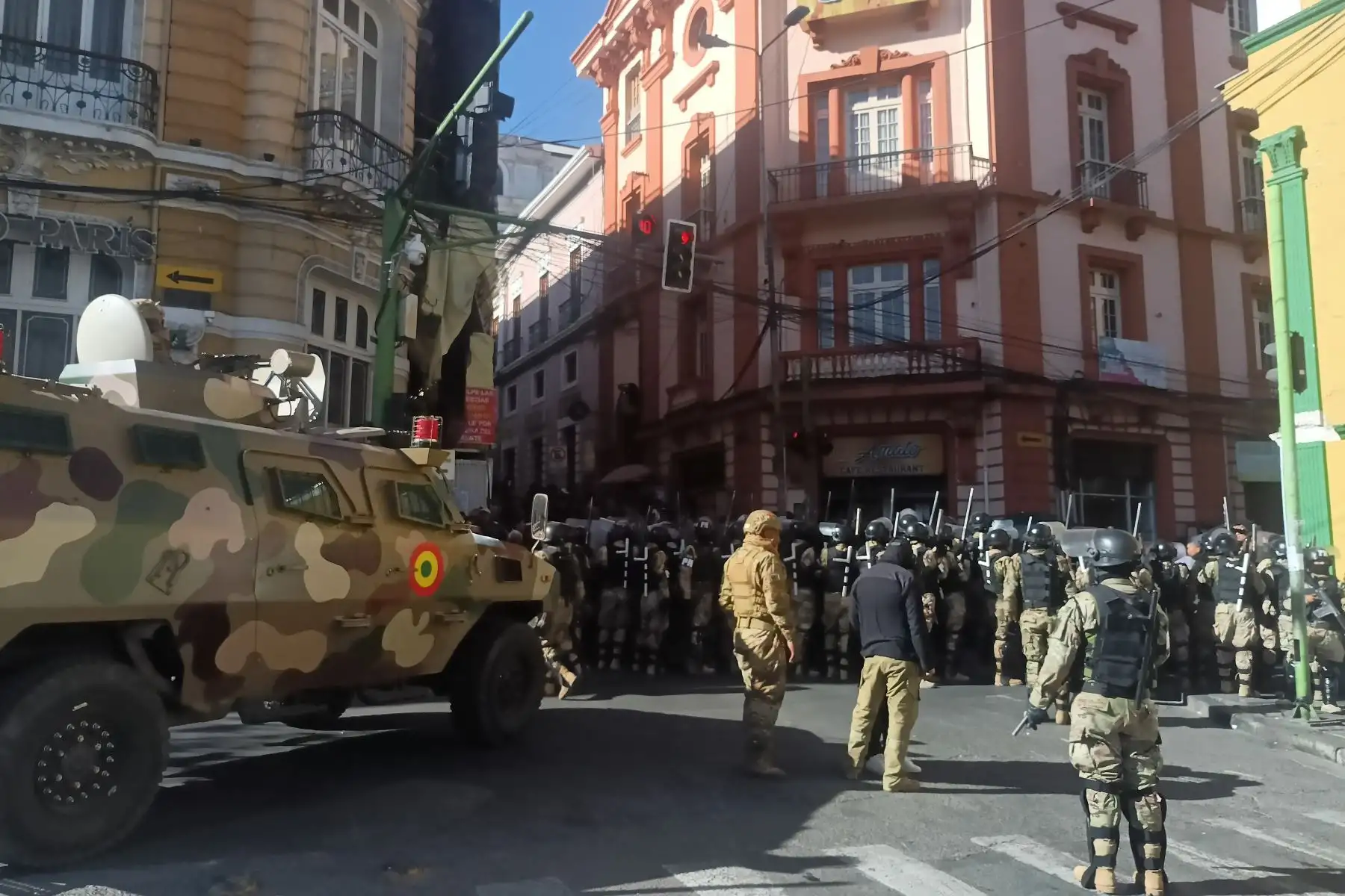 Militares hacen presencia con tanques frente a la sede del Gobierno de Bolivia, este miércoles en La Paz (Bolivia). 
Foto: EFE