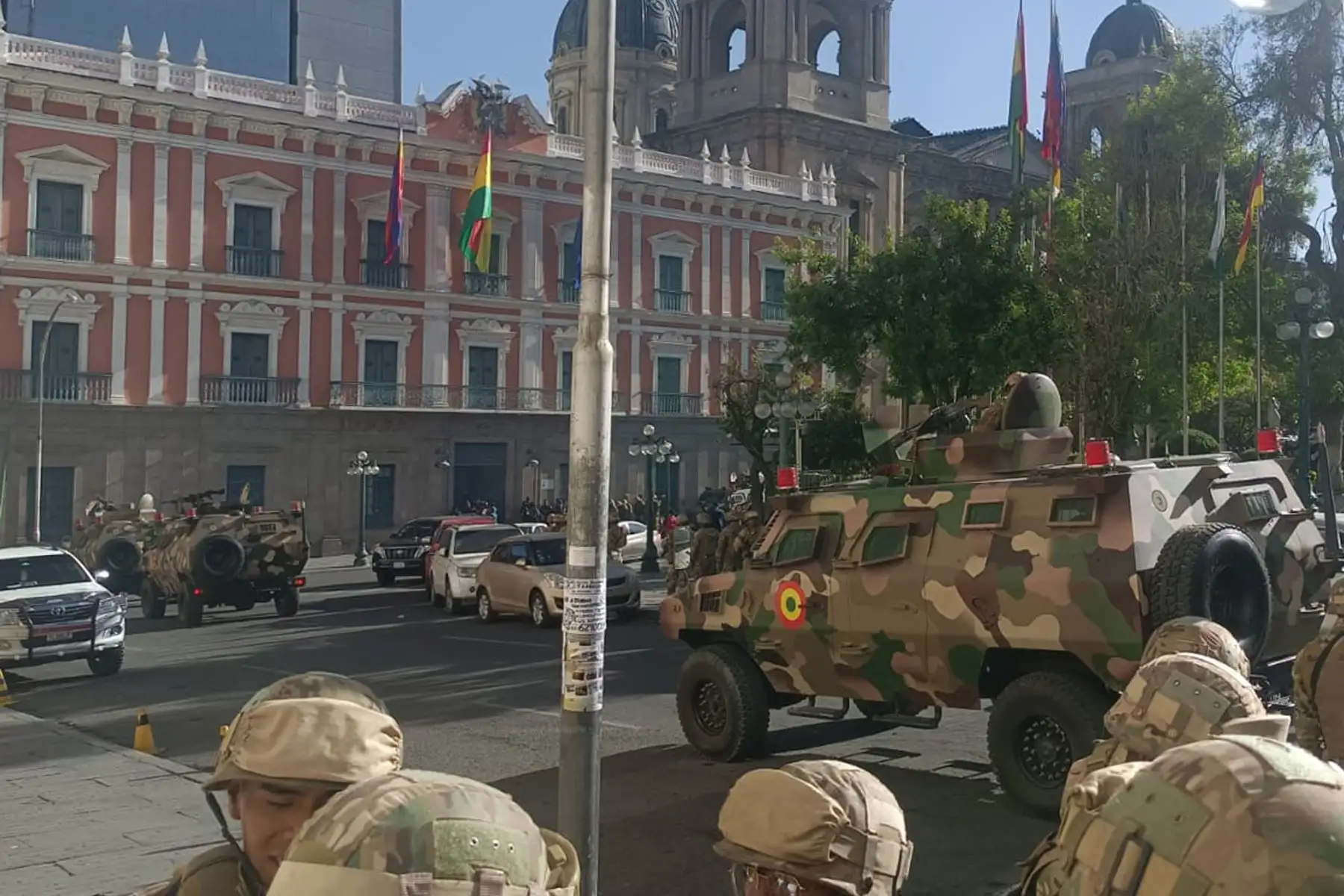 Militares hacen presencia con tanques frente a la sede del Gobierno de Bolivia, este miércoles en La Paz (Bolivia). 
Foto: EFE