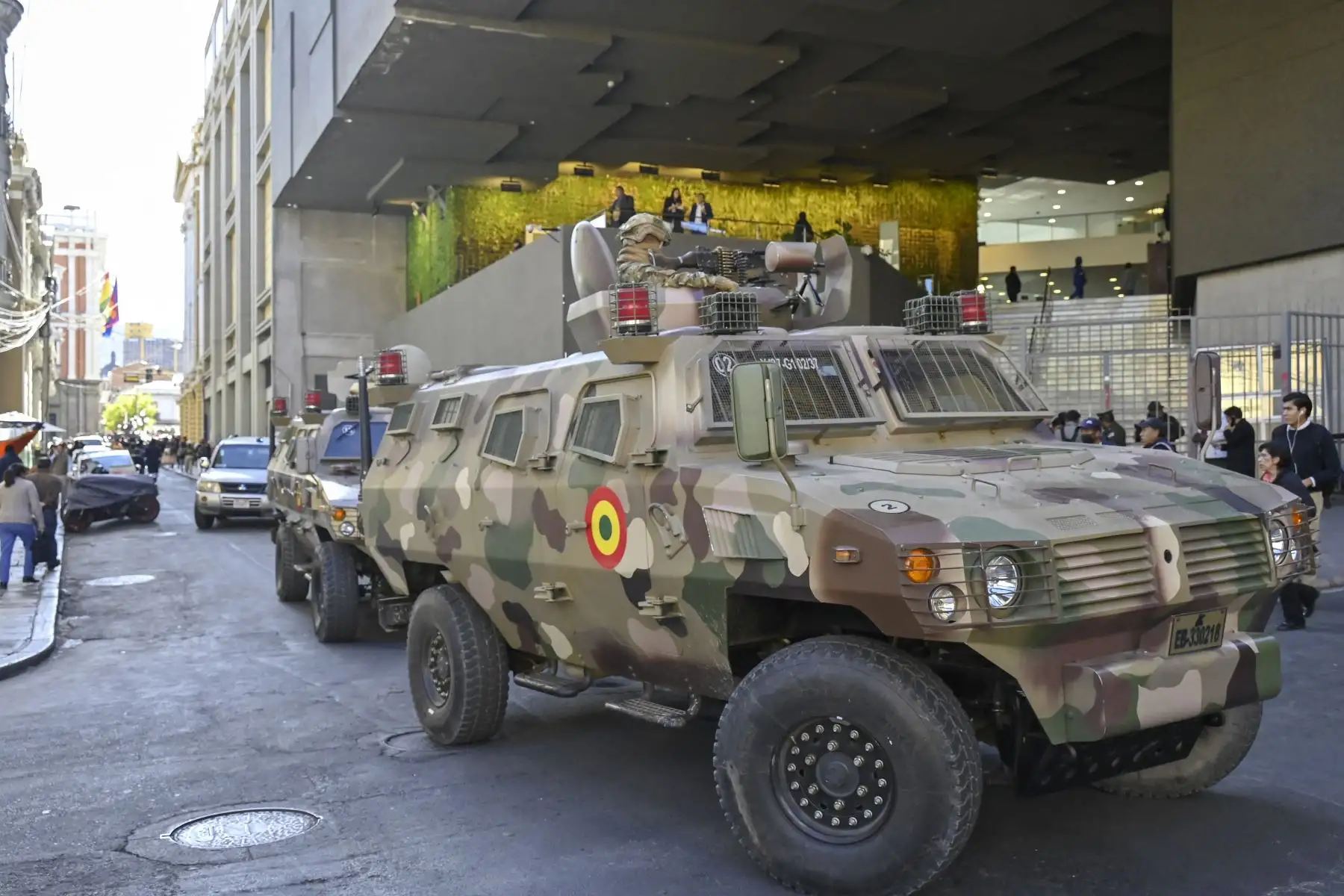 Tropas militares en vehículos blindados se ven en los alrededores de la Plaza de Armas en La Paz.
 Foto: AFP