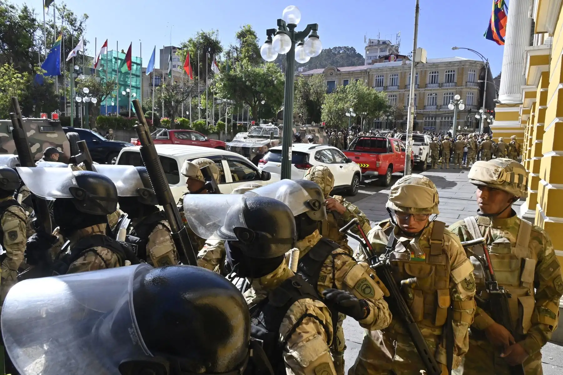 El presidente boliviano, Luis Arce, denunció el miércoles la reunión no autorizada de soldados y tanques frente a edificios gubernamentales en la capital, La Paz, diciendo que "la democracia debe ser respetada". 
Foto: AFP