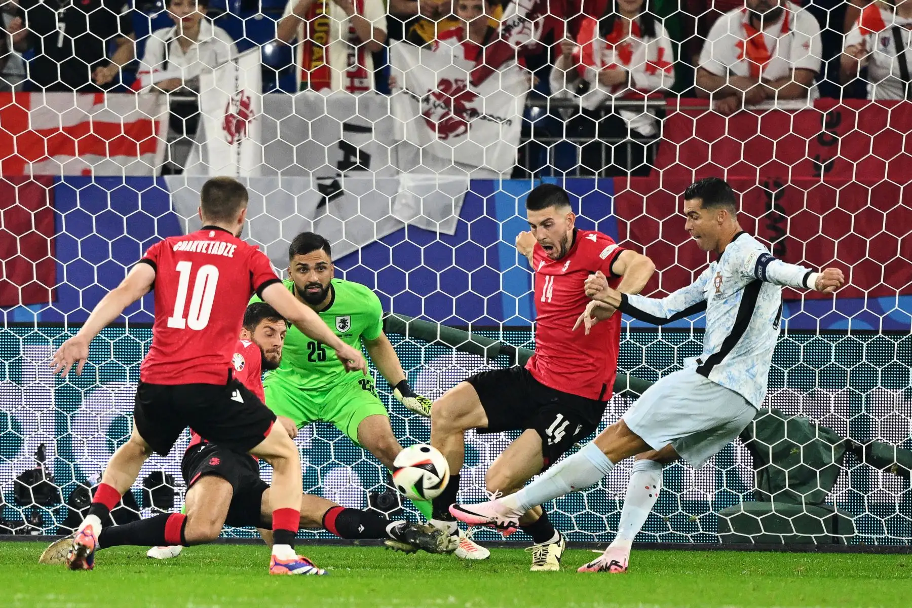 El delantero portugués Cristiano Ronaldo dispara a puerta durante el partido de fútbol del Grupo F de la UEFA Euro 2024 entre Georgia y Portugal. Foto: ANDINA/AFP