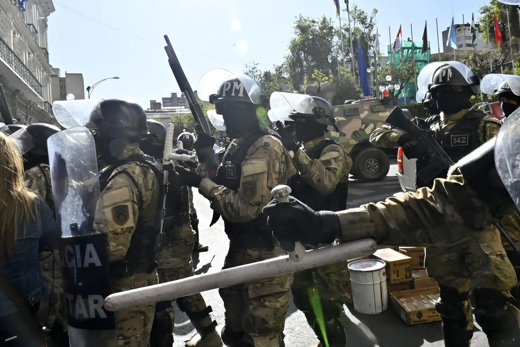 Tropas militares están desplegadas frente al Palacio Quemado en la Plaza de armas de La Paz . El presidente boliviano, Luis Arce, denunció el miércoles la reunión no autorizada de soldados y tanques frente a los edificios gubernamentales en la capital, 
Foto: AFP