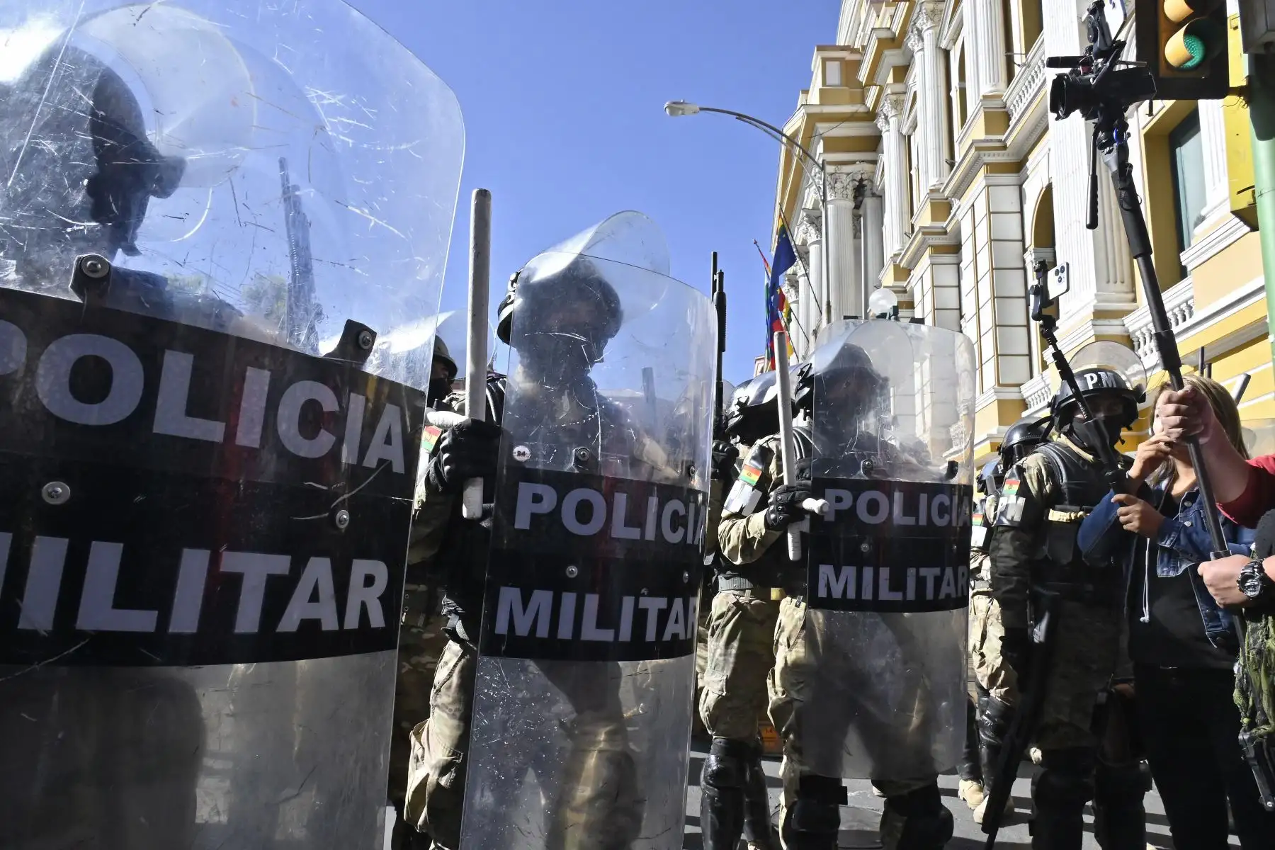 Tropas militares están desplegadas frente al Palacio Quemado en la Plaza de armas de La Paz . El presidente boliviano, Luis Arce, denunció el miércoles la reunión no autorizada de soldados y tanques frente a los edificios gubernamentales en la capital.
Foto: AFP