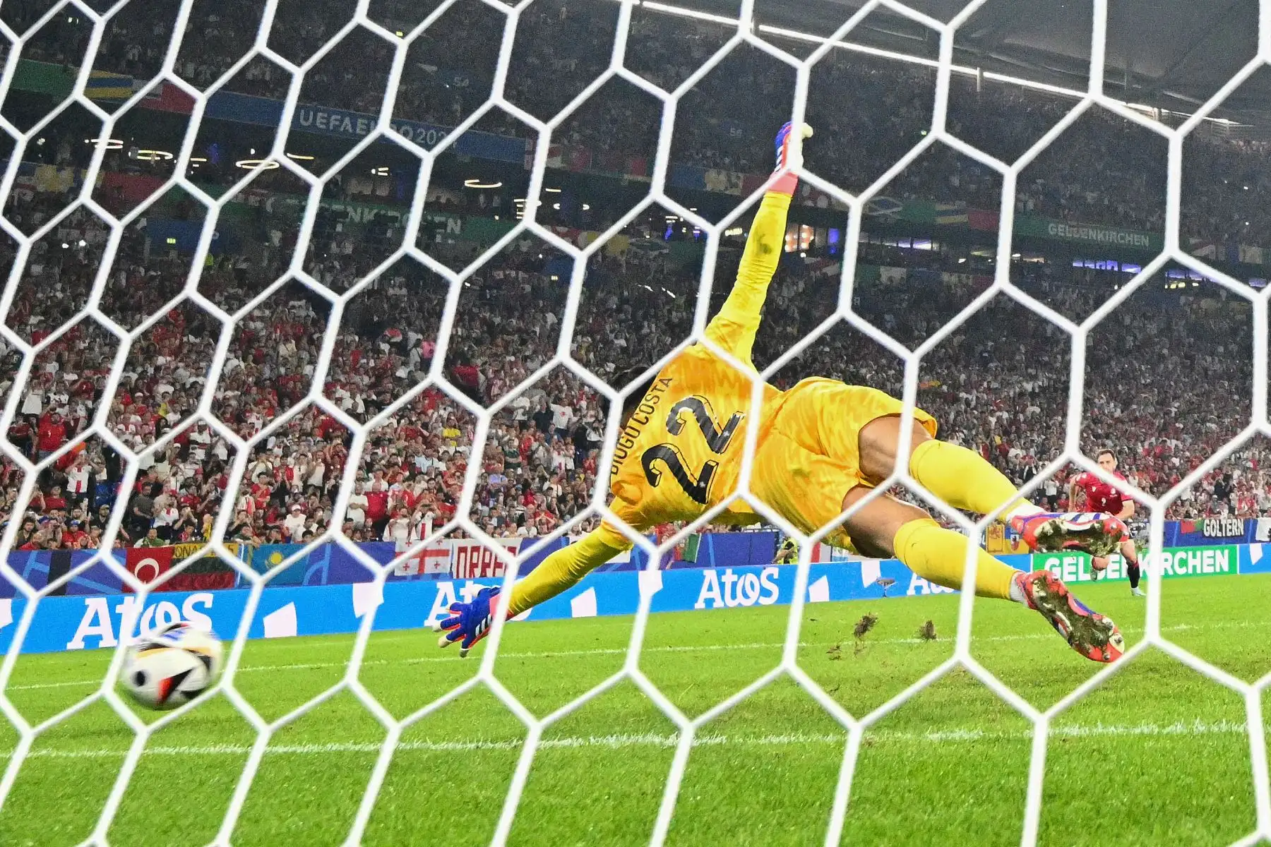 El portero de Portugal Diogo Costa se lanza de la manera correcta pero no logra salvar el penalti del delantero de Georgia Georges Mikautadze durante el partido de fútbol del Grupo F de la UEFA Euro 2024 entre Georgia y Portugal.  Foto: ANDINA/AFP