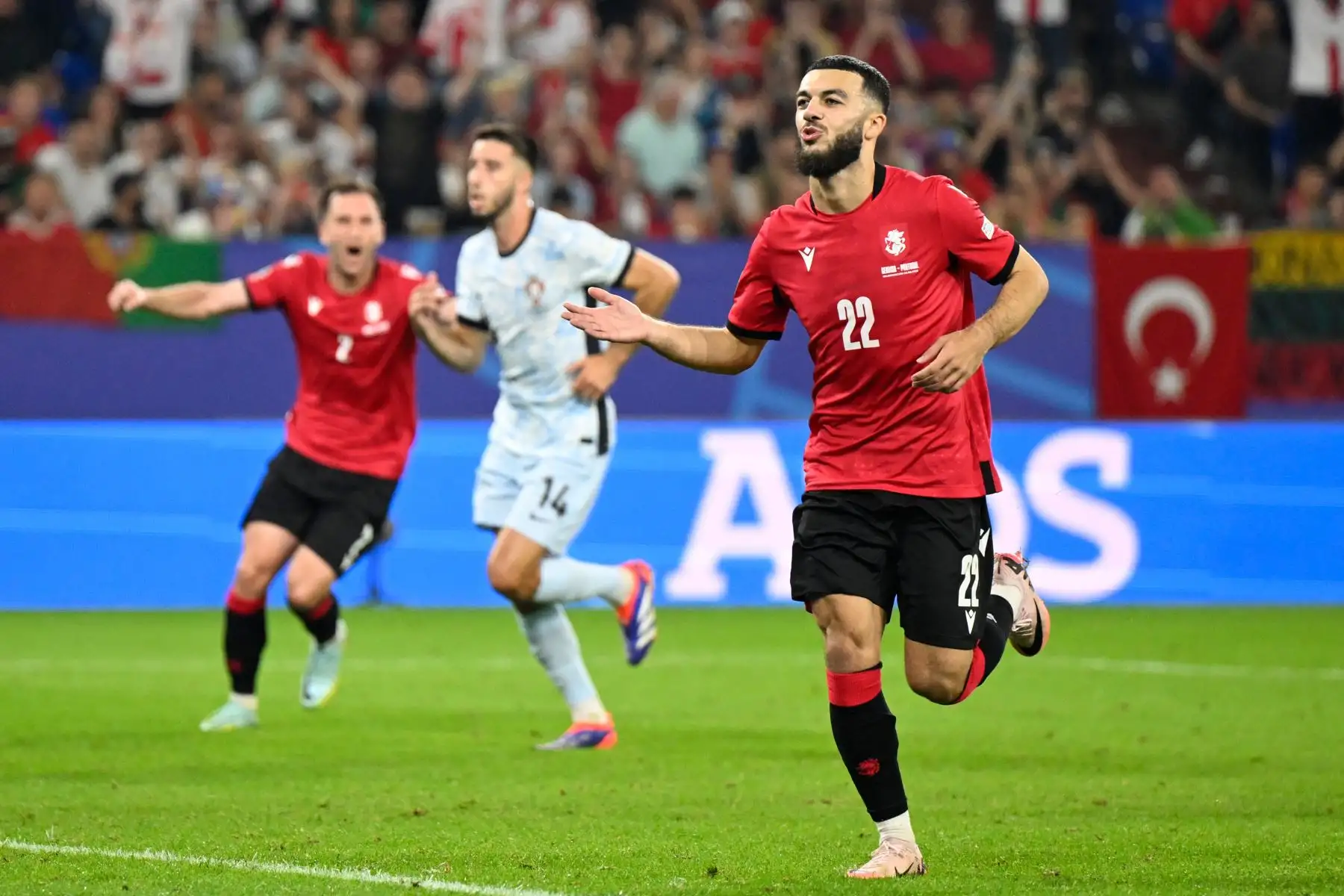 El delantero de Georgia Georges Mikautadze celebra marcar el segundo gol de su equipo durante el partido de fútbol del Grupo F de la UEFA Euro 2024 entre Georgia y Portugal. Foto: ANDINA/AFP