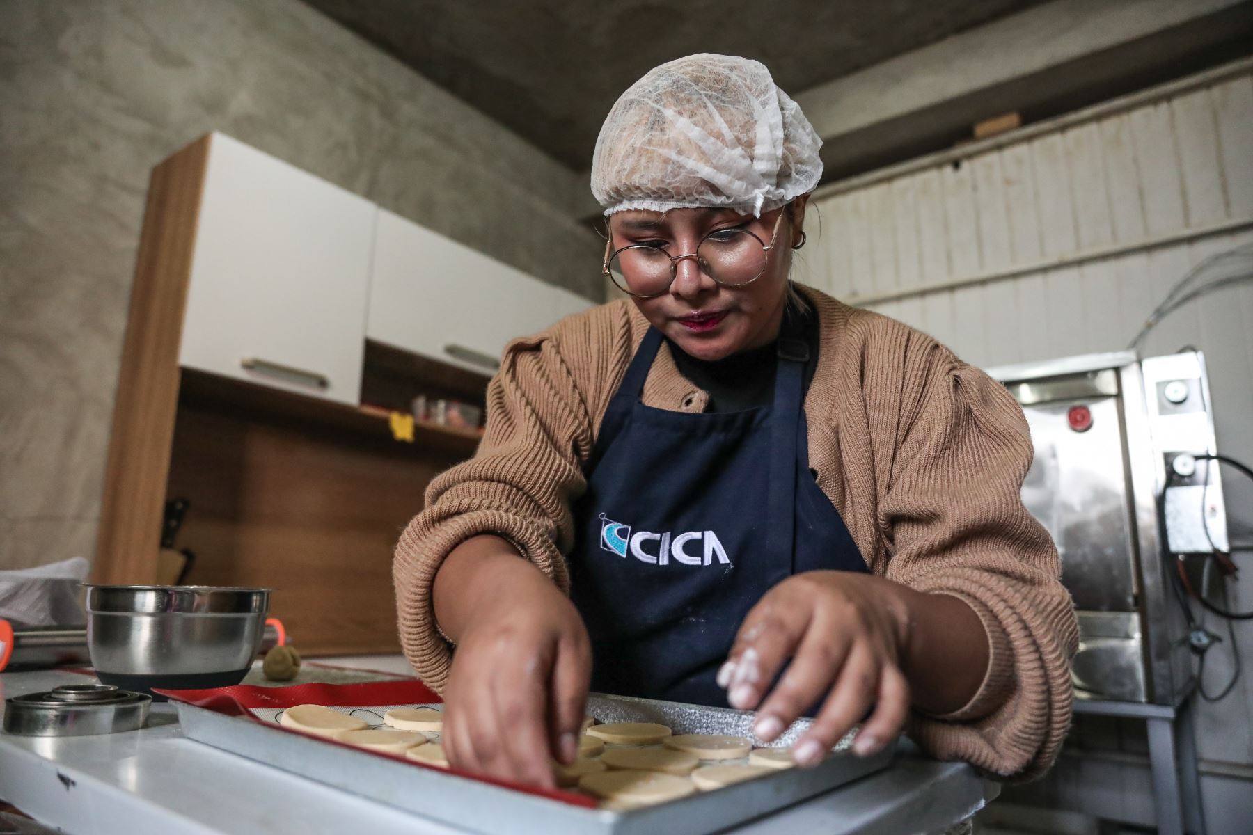 Marisol Cruz Puma, una de las jóvenes capacitadas por el Programa Nacional Aurora, preparando un pedido de alfajores para su emprendimiento "Emar". Foto: ANDINA/Connie Calderon