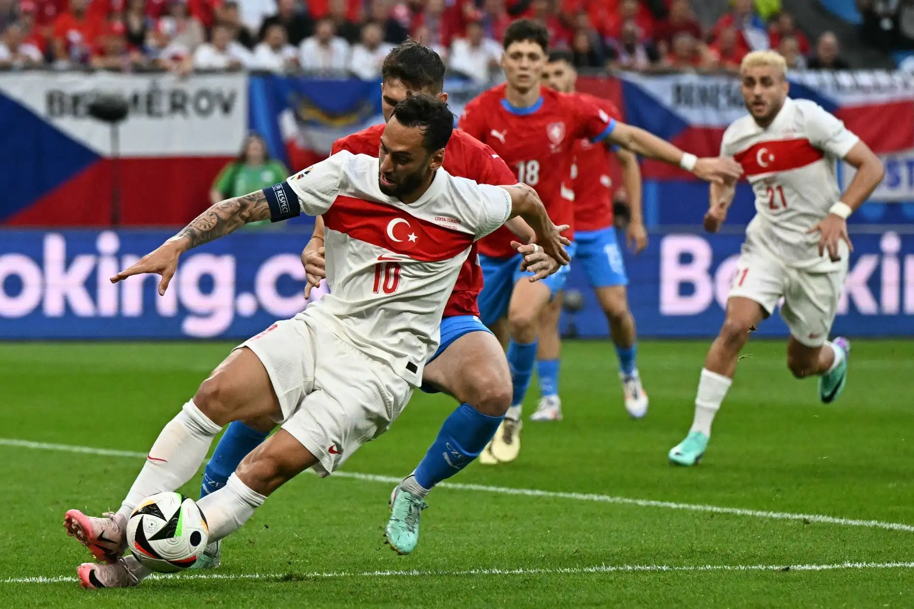 El centrocampista turco Hakan Calhanoglu es desafiado por el defensor checo Robin Hranac durante el partido de fútbol del Grupo F de la UEFA Euro 2024 entre la República Checa y Turquía. Foto: ANDINA/ AFP