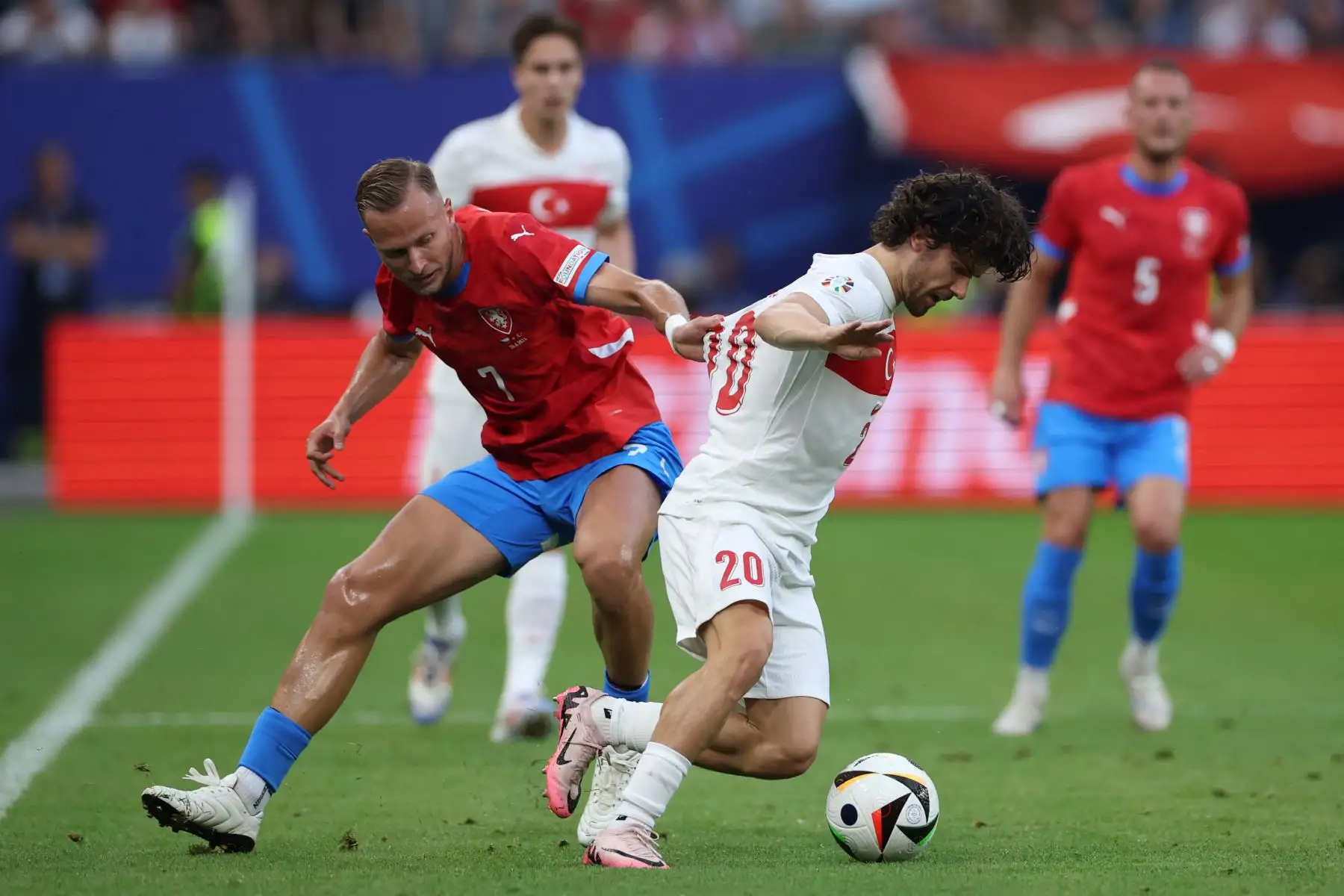El centrocampista de la República Checa Antonin Barak lucha por el balón con el defensor de Turquía Ferdi Kadioglu durante el partido de fútbol del Grupo F de la UEFA Euro 2024 entre la República Checa y Turquía. Foto: ANDINA/ AFP