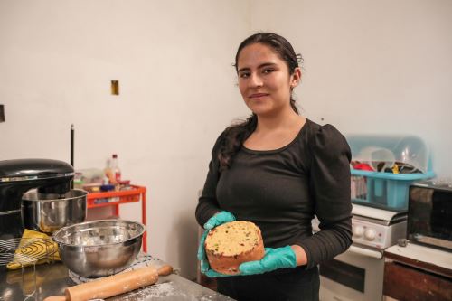 Enelita Casas, una de las jóvenes capacitadas por el Programa Nacional Aurora muestra un queque recién desmoldado para su emprendimiento "Casas" en el distrito de San Juan de Lurigancho.  Foto: ANDINA/Connie Calderon