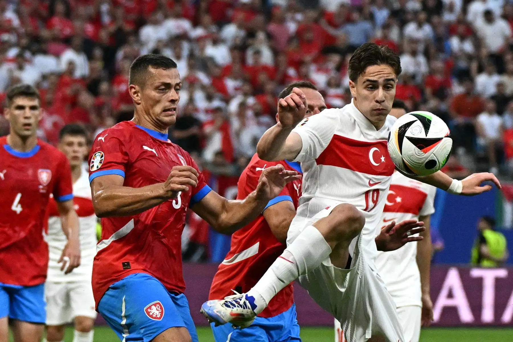 El centrocampista de la República Checa Tomas Holes y el delantero de Turquía  Kenan Yildiz luchan por el balón durante el partido de fútbol del Grupo F de la UEFA Euro 2024 entre la República Checa y Turquía. Foto: ANDINA/AFP