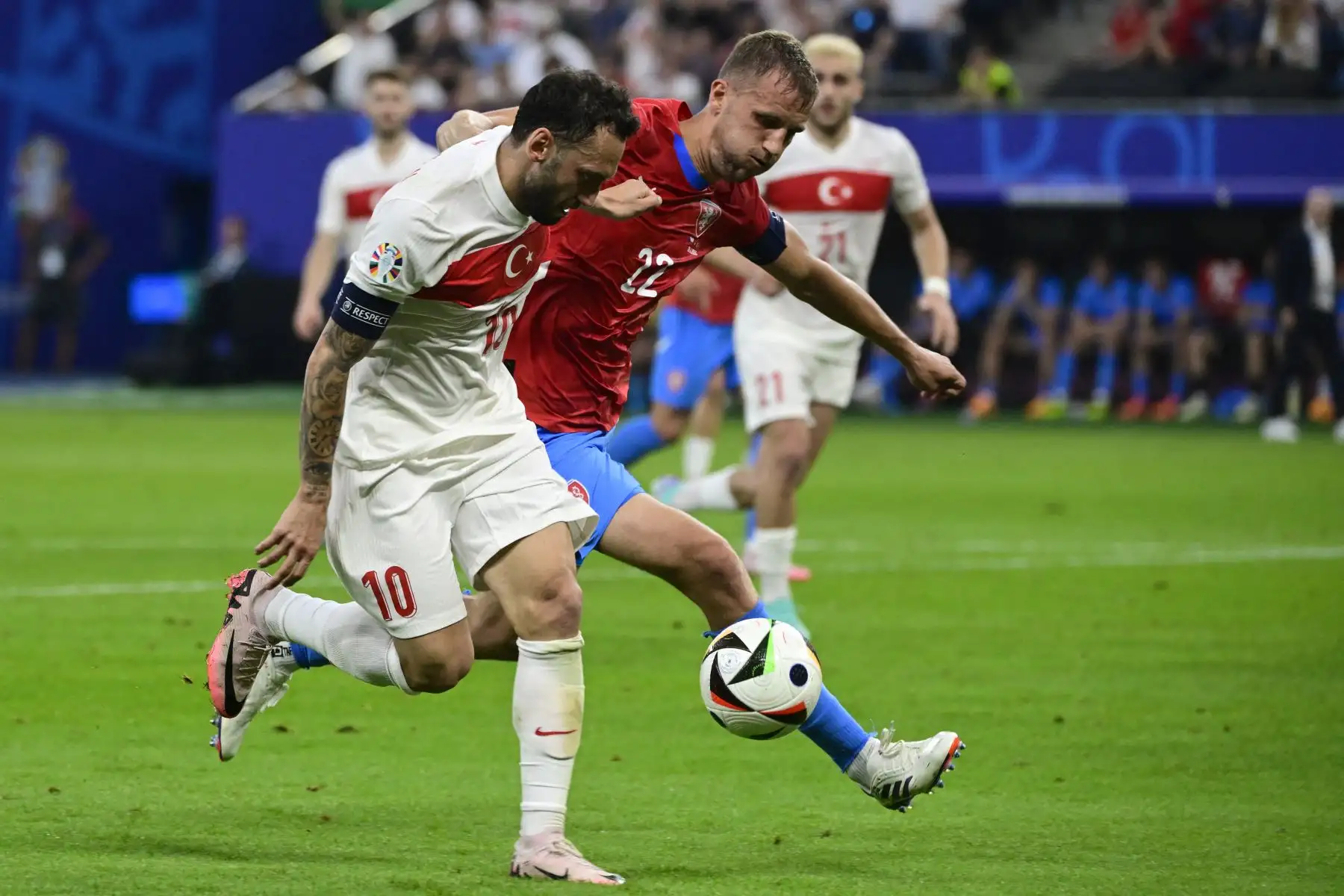El centrocampista de Turquía Hakan Calhanoglu lucha por el balón con el centrocampista de la República Checa Tomas Soucek durante el partido de fútbol del Grupo F de la UEFA Euro 2024 entre la República Checa y Turquía. Foto: ANDINA/AFP