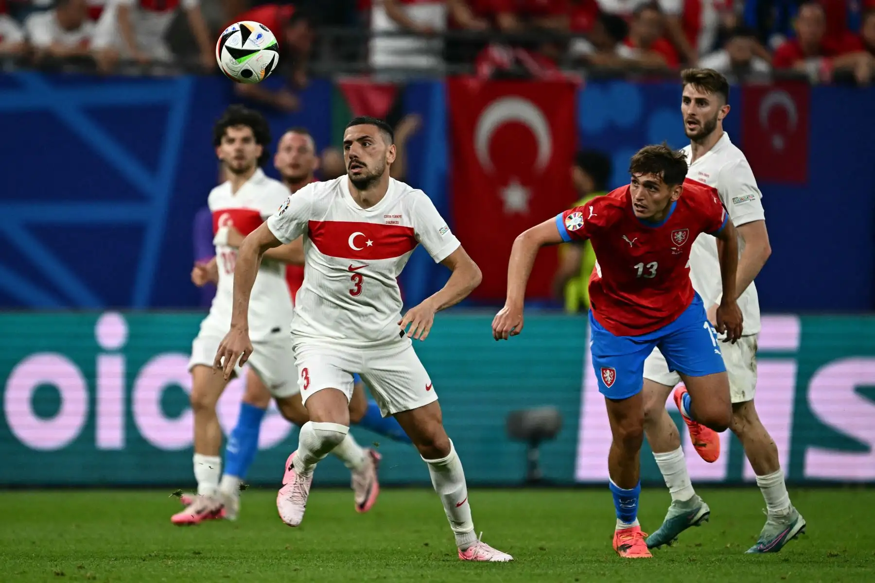 El defensor de Turquía Merih Demiral y el delantero de la República Checa  Mojmir Chytil corren por el balón durante el partido de fútbol del Grupo F de la UEFA Euro 2024 entre la República Checa y Turquía.
Foto: ANDINA/AFP