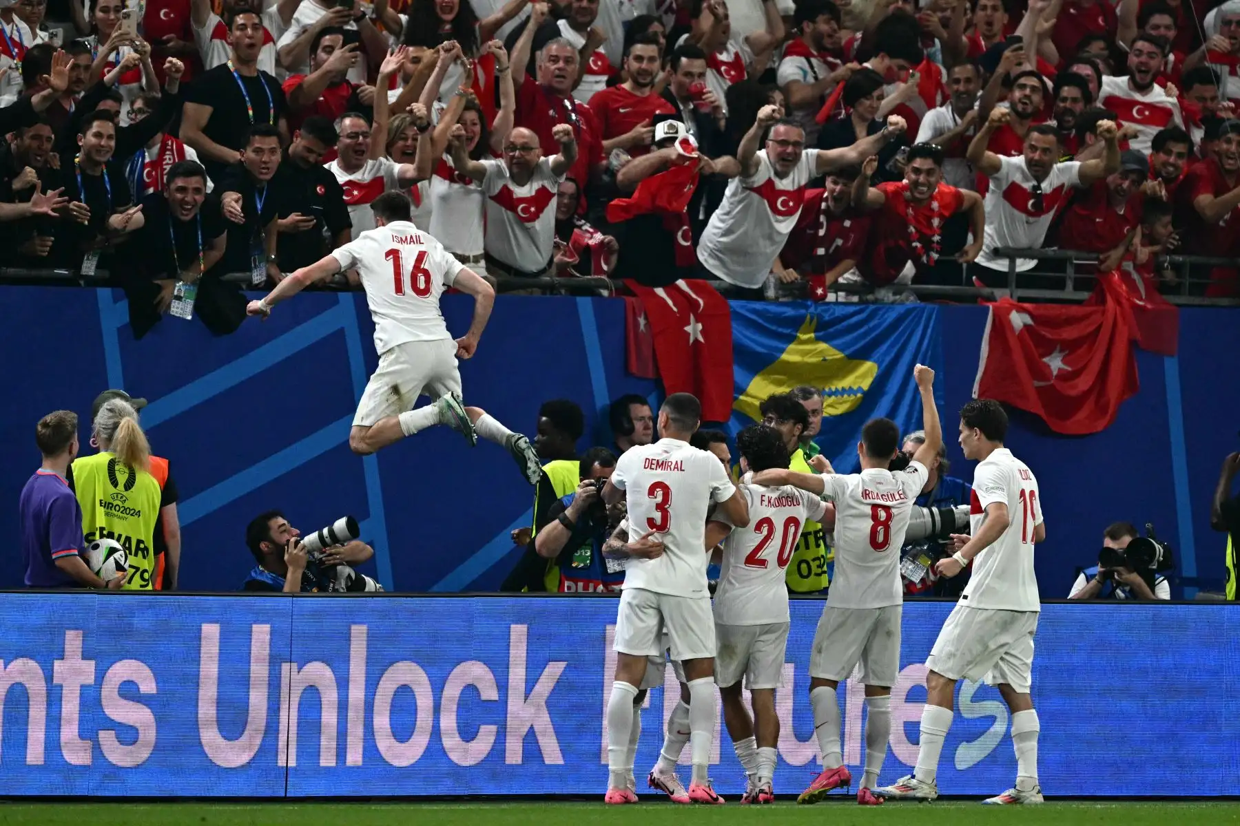 El centrocampista turco Hakan Calhanoglu celebra marcar el primer gol de su equipo con sus compañeros durante el partido de fútbol del Grupo F de la UEFA Euro 2024 entre la República Checa y Turquía. 
Foto: ANDINA/AFP