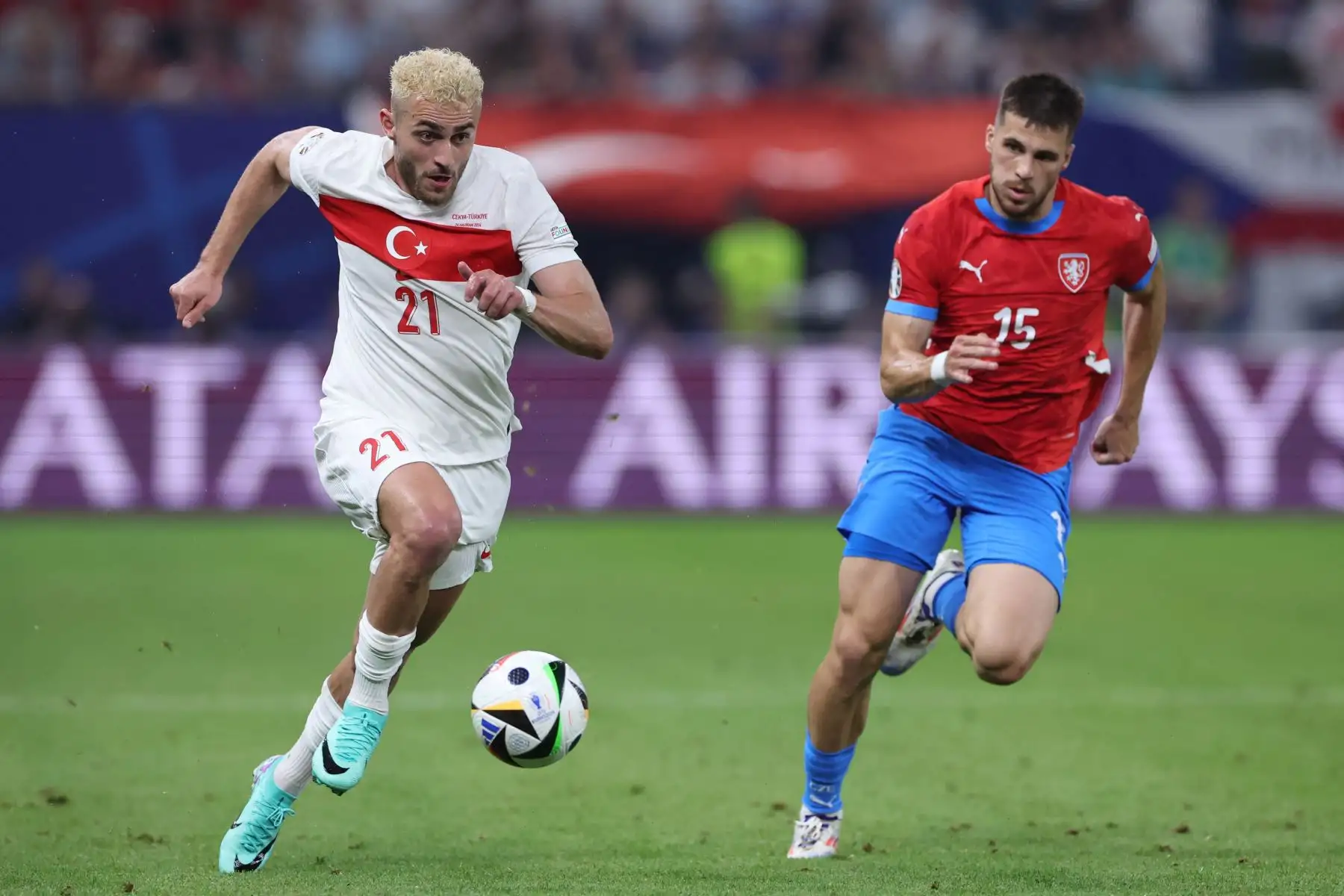El delantero de Turquía Baris Alper Yilmaz lucha por el balón con el defensor de la República Checa David Jurasek durante el partido de fútbol del Grupo F de la UEFA Euro 2024 entre la República Checa y Turquía. Foto: ANDINA/AFP