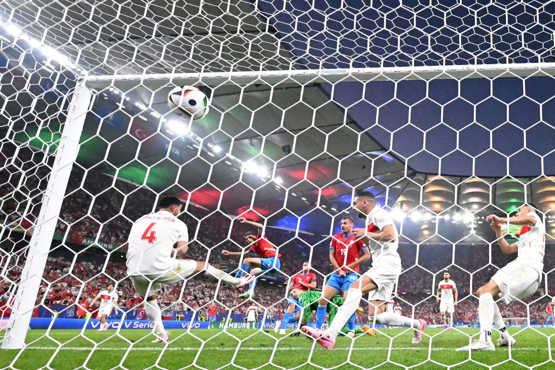 El portero turco Mert Gunok concede un gol marcado por el mediocampista checo Tomas Soucek durante el partido de fútbol del Grupo F de la UEFA Euro 2024 entre la República Checa y Turquía. Foto: ANDINA/AFP