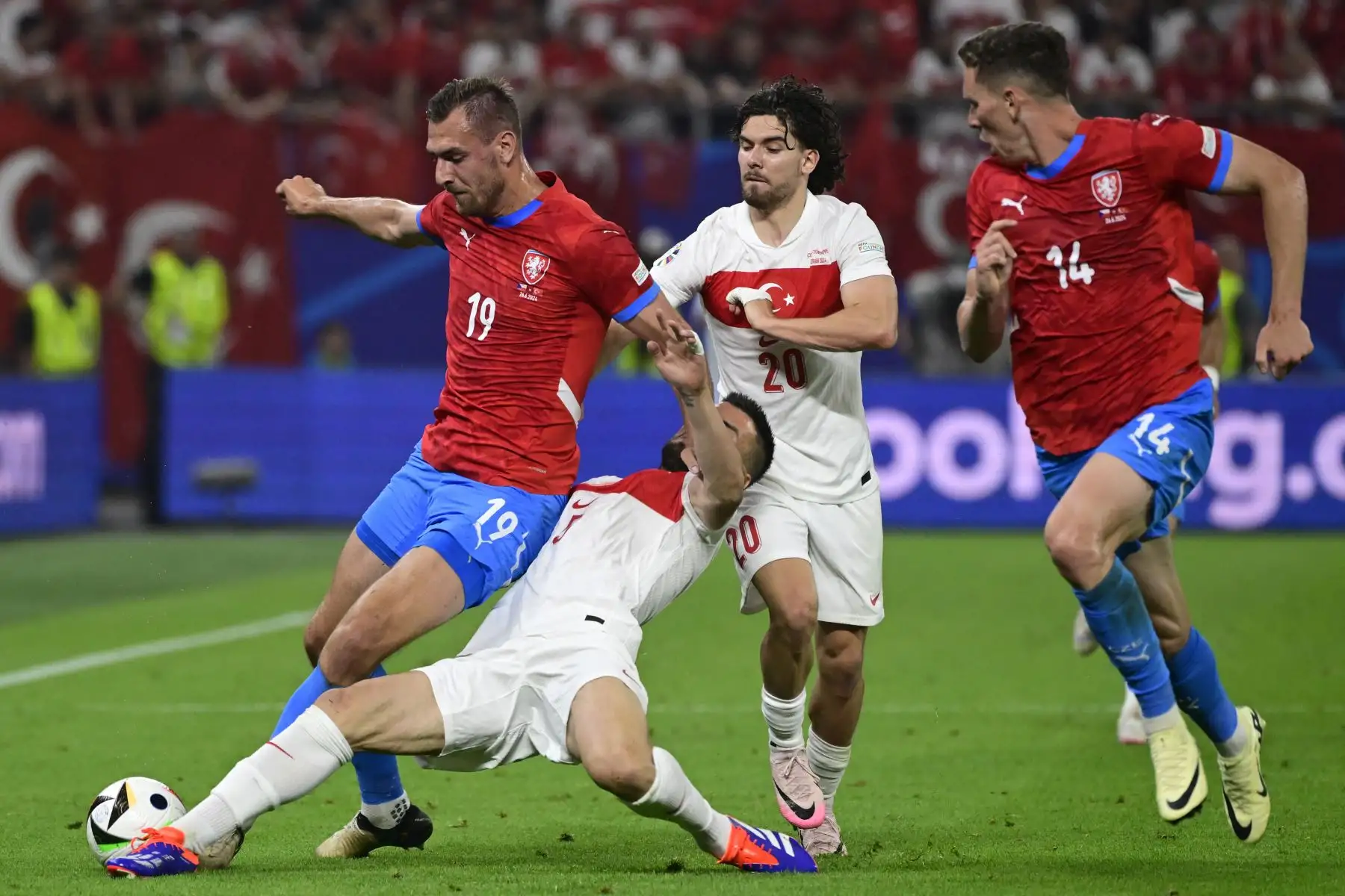 El delantero de la República Checa Tomas Chory lucha por el balón con el mediocampista de Turquía Okay Yokuslu y el defensor de Turquía  Ferdi Kadioglu durante el partido de fútbol del Grupo F de la UEFA Euro 2024 entre la República Checa y Turquía. Foto: ANDINA/AFP