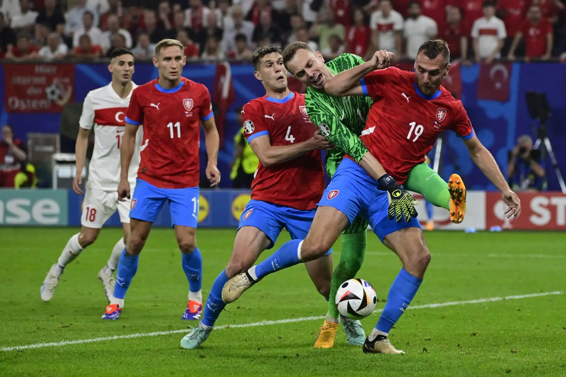 El portero de Turquía Mert Gunok y el delantero de la República Checa Tomas Chory luchan por el balón durante el partido de fútbol del Grupo F de la UEFA Euro 2024 entre la República Checa y Turquía. Foto: ANDINA/AFP