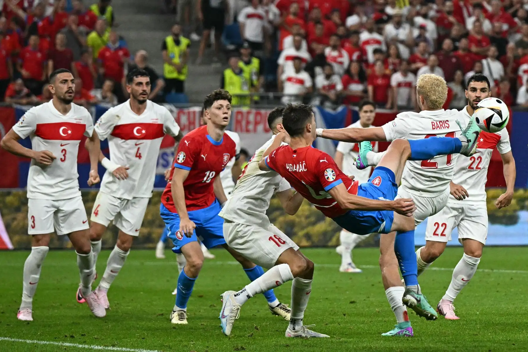 El delantero de Turquía  Baris Alper Yilmaz y el defensor de la República Checa Robin Hranac luchan por el balón durante el partido de fútbol del Grupo F de la UEFA Euro 2024 entre la República Checa y Turquía. Foto: ANDINA/AFP