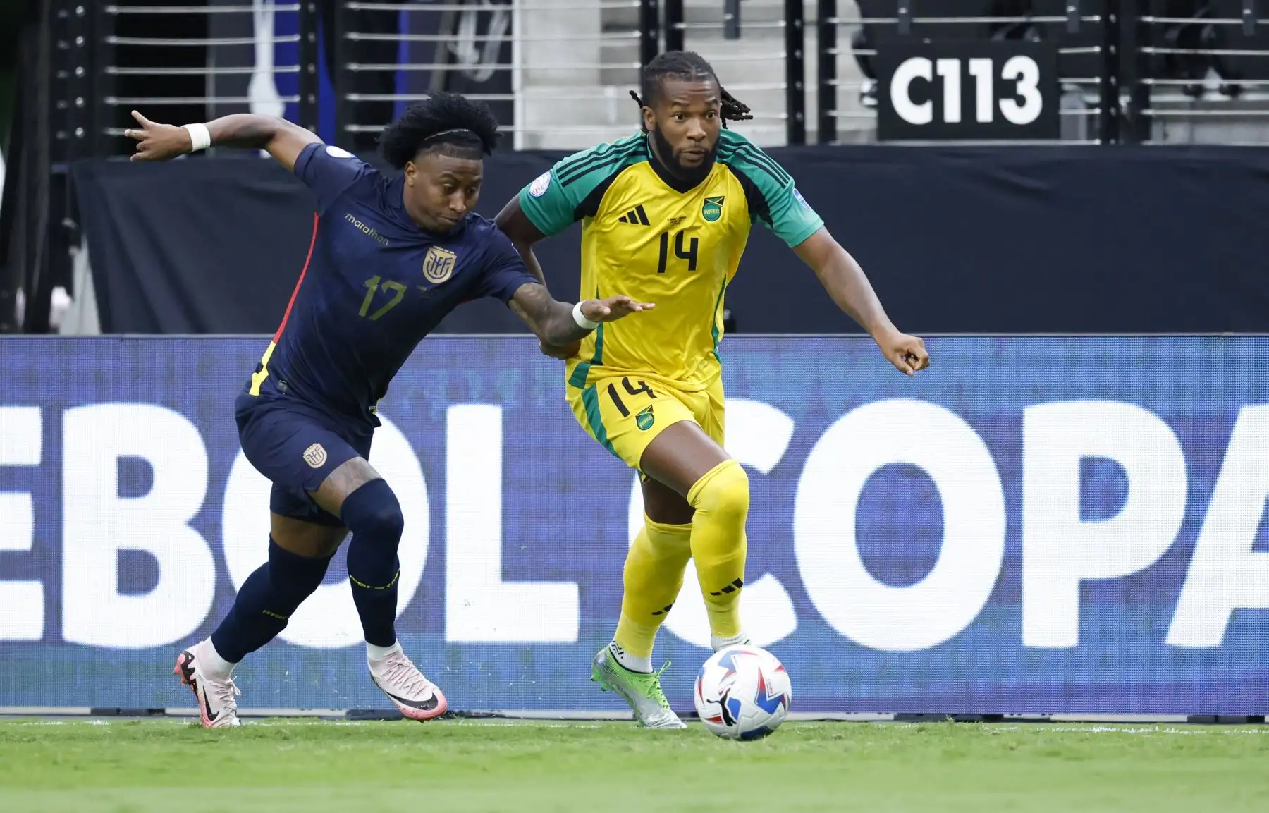 El mediocampista de Jamaica  Kasey Palmer y el defensor de Ecuador Angelo Preciado compiten por el balón durante el partido de fútbol del grupo B del torneo Copa América Conmebol 2024 entre Ecuador y Jamaica. Foto: ANDINA/AFP