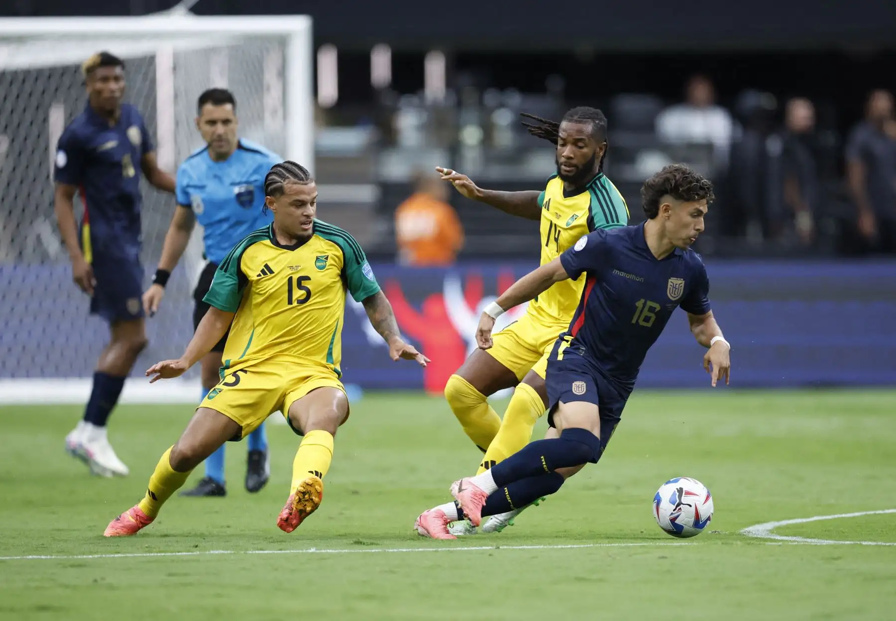 El delantero de Ecuador Jeremy Sarmiento es desafiado por el defensor de Jamaica Joel Latibeaudiere y el mediocampista de Jamaica Kasey Palmer durante el partido de fútbol del grupo B del torneo Copa América Conmebol 2024 entre Ecuador y Jamaica. Foto: ANDINA/AFP
