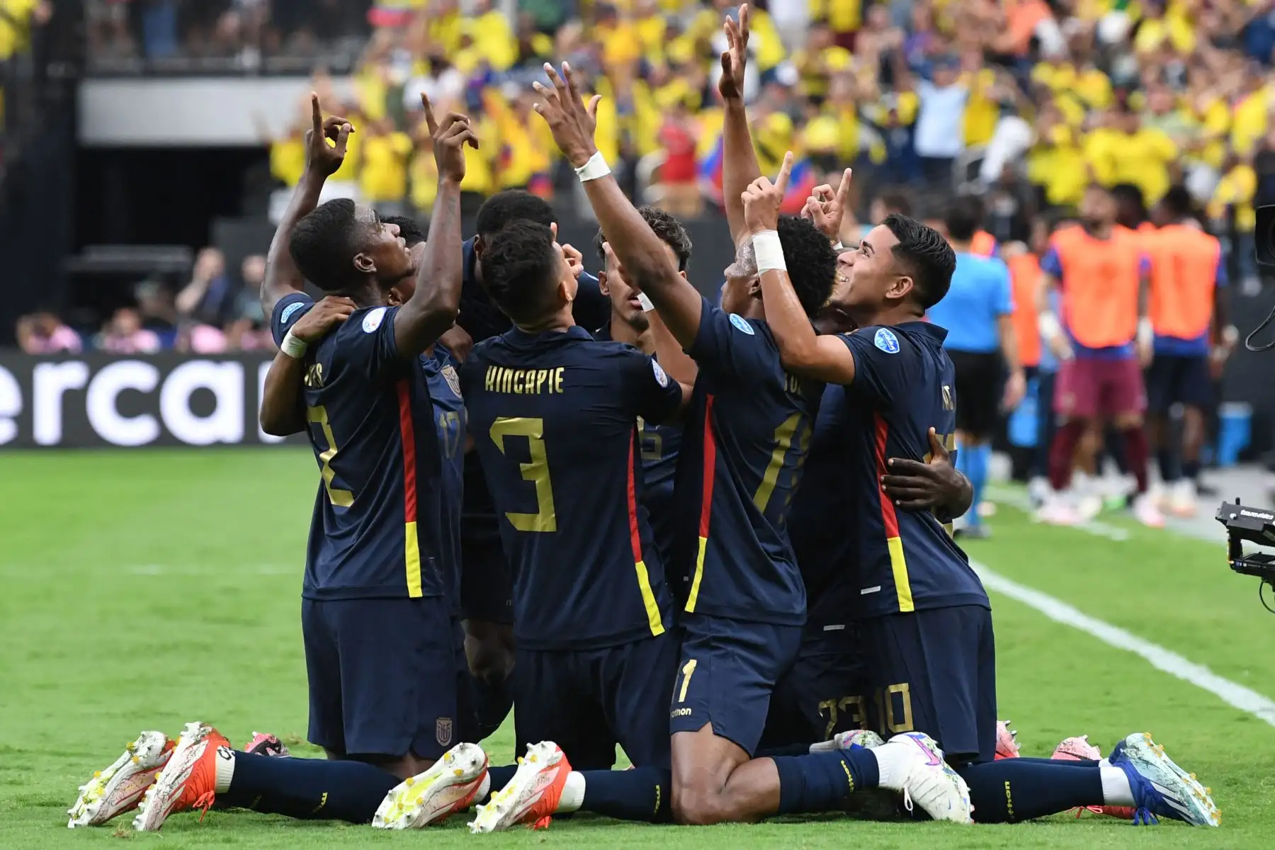 Piero Hincapie de Ecuador celebra con sus compañeros de equipo después de un gol en propia meta marcado por Kasey Palmer de Jamaica durante el partido del Grupo B de la CONMEBOL Copa América 2024 entre Ecuador y Jamaica. 
Foto: ANDINA/ AFP