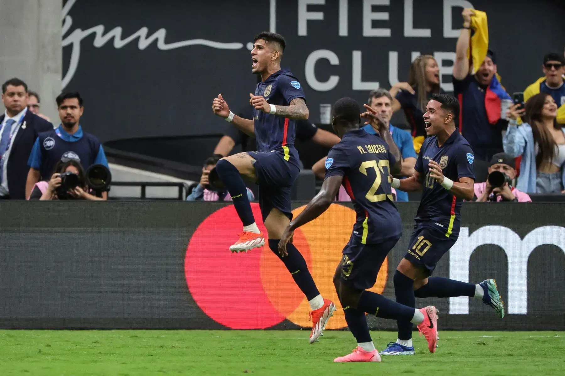 Piero Hincapie de Ecuador celebra con sus compañeros de equipo después de un gol en propia meta marcado por Kasey Palmer de Jamaica durante el partido del Grupo B de la CONMEBOL Copa América 2024 entre Ecuador y Jamaica. Foto: ANDINA/AFP